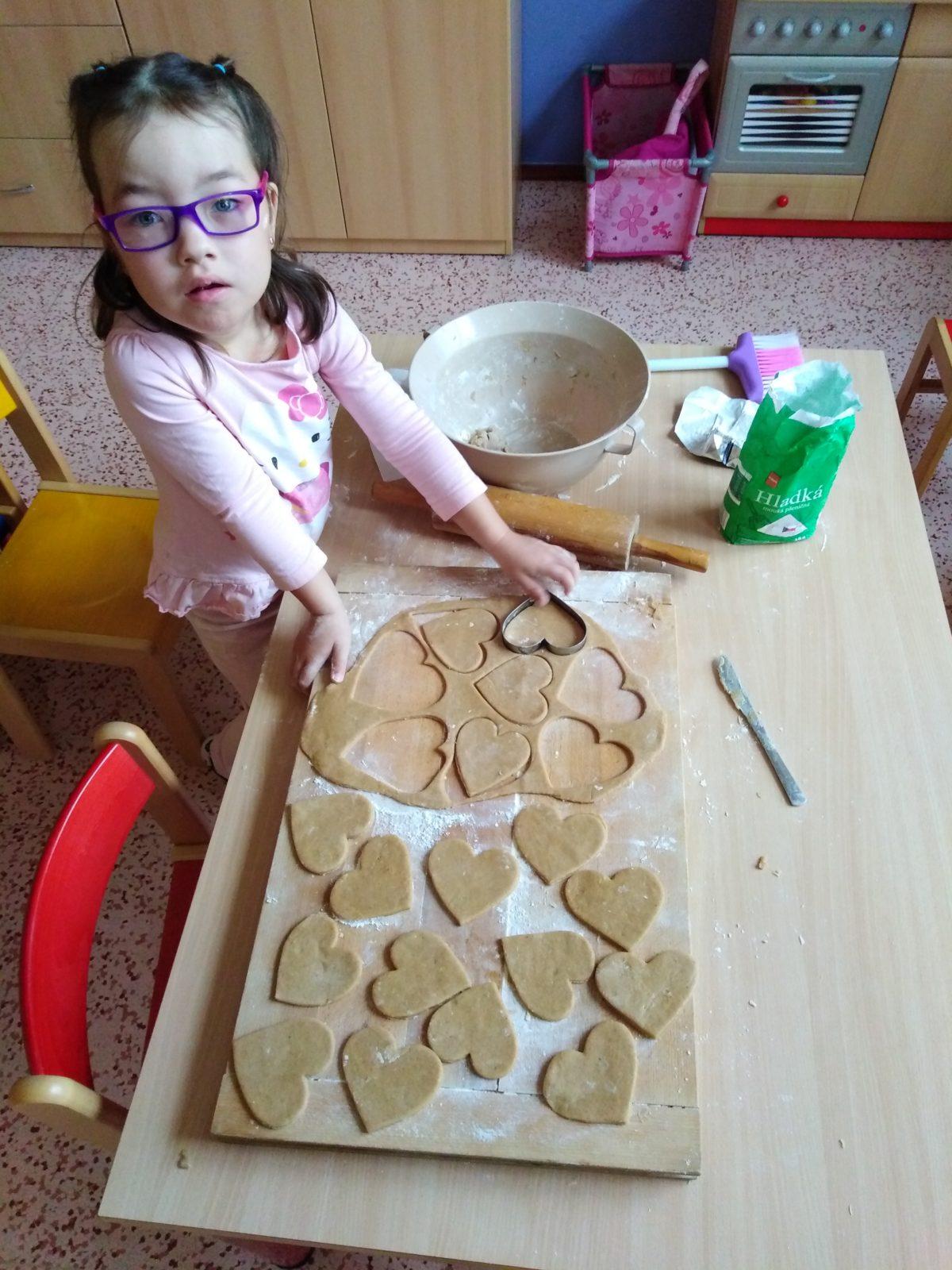 Pečení a zdobení perníčků pro maminky - 47