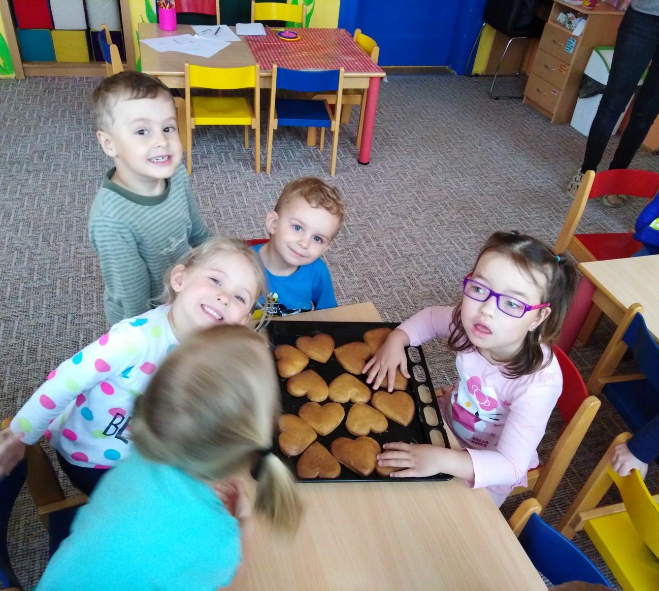 Pečení a zdobení perníčků pro maminky - 48