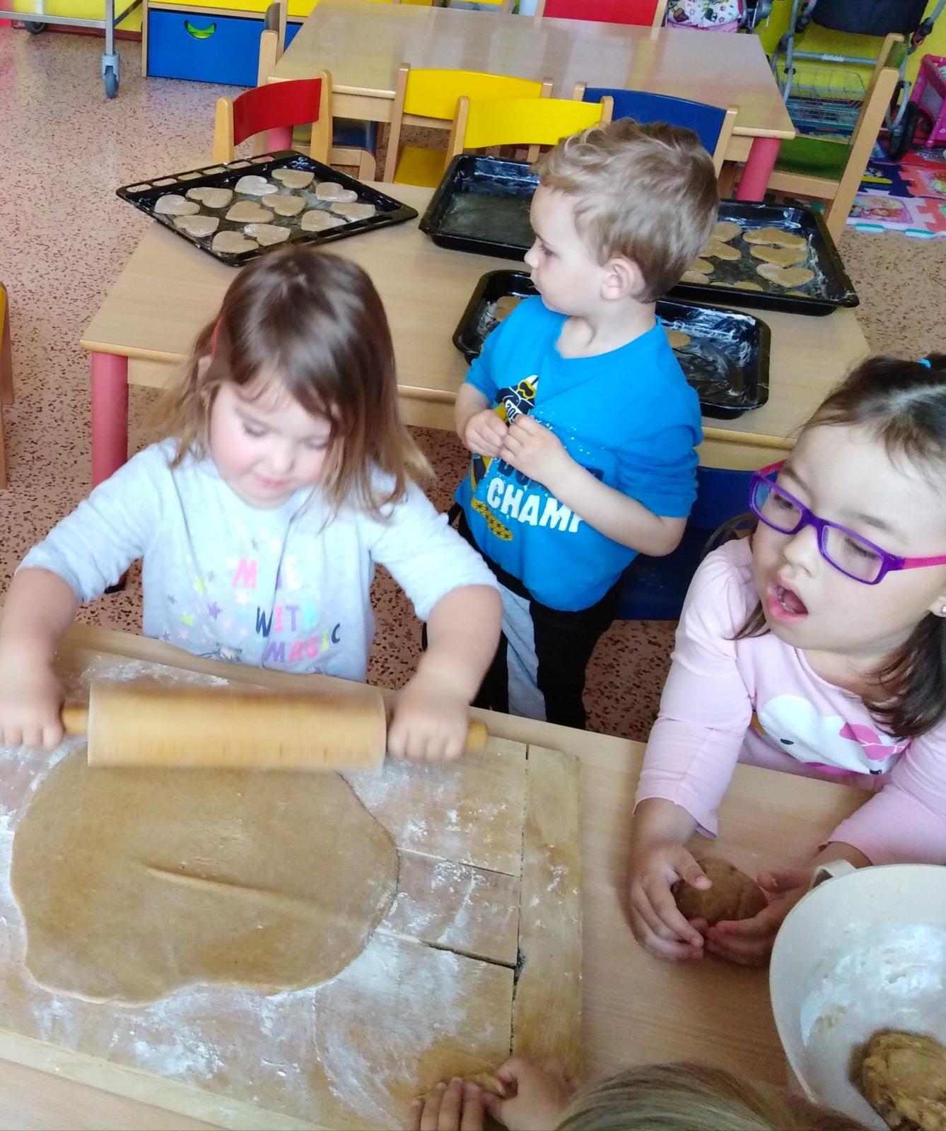 Pečení a zdobení perníčků pro maminky - 54