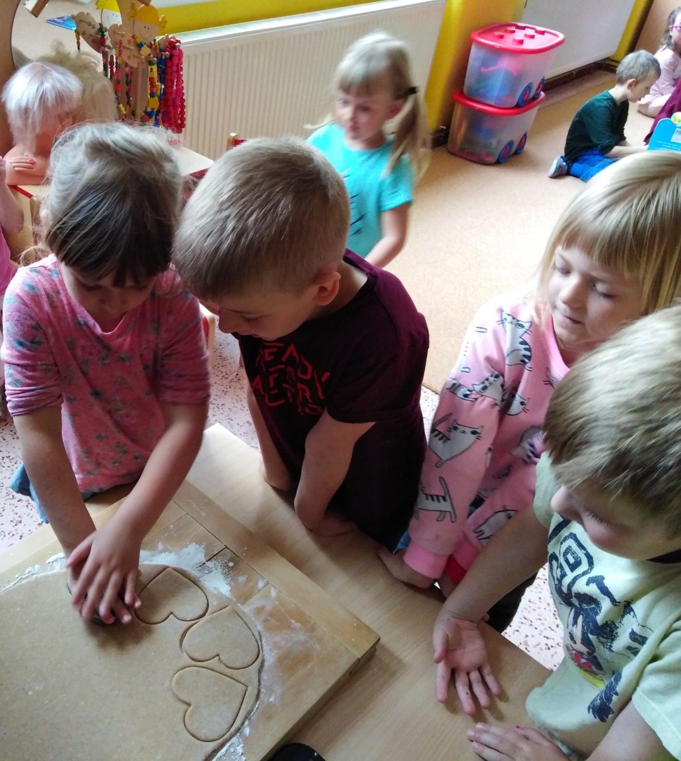 Pečení a zdobení perníčků pro maminky - 58