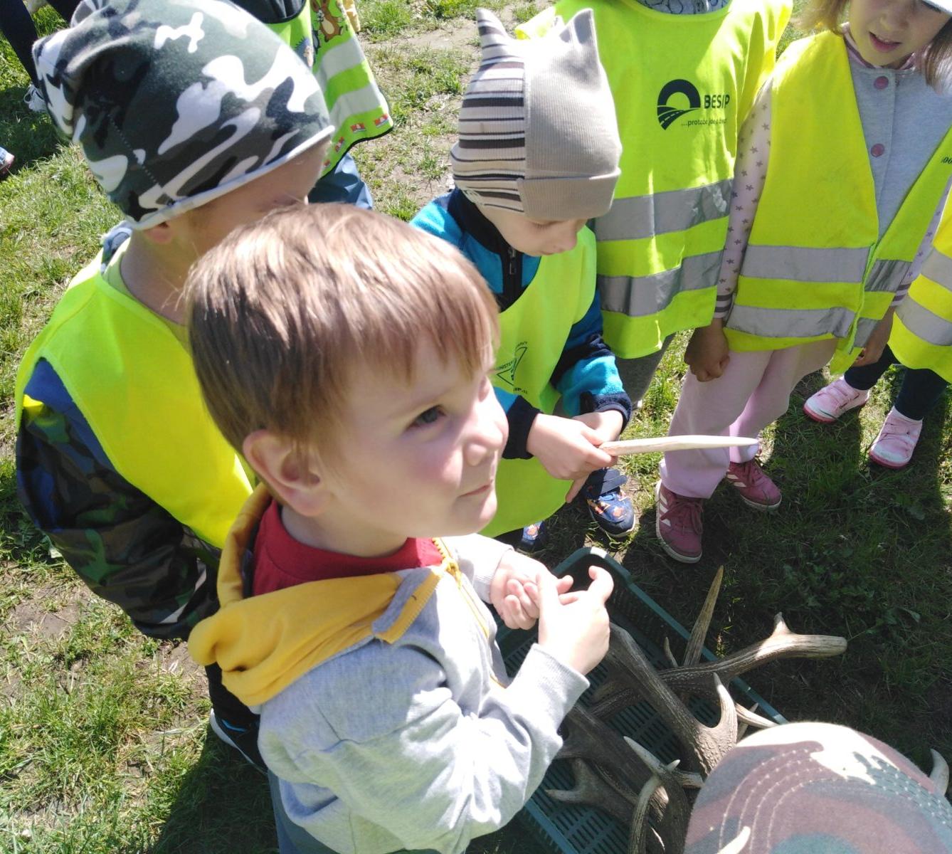 Vycházka za jeleny a návštěva lesní školky - 40
