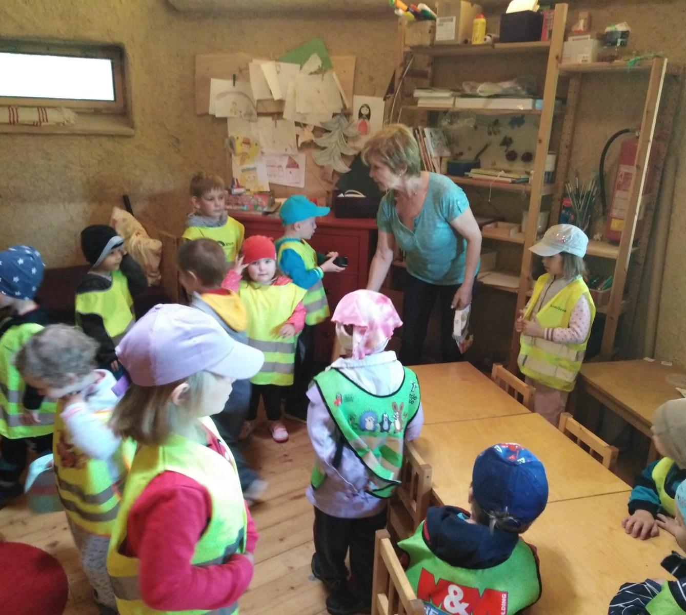 Vycházka za jeleny a návštěva lesní školky - 51