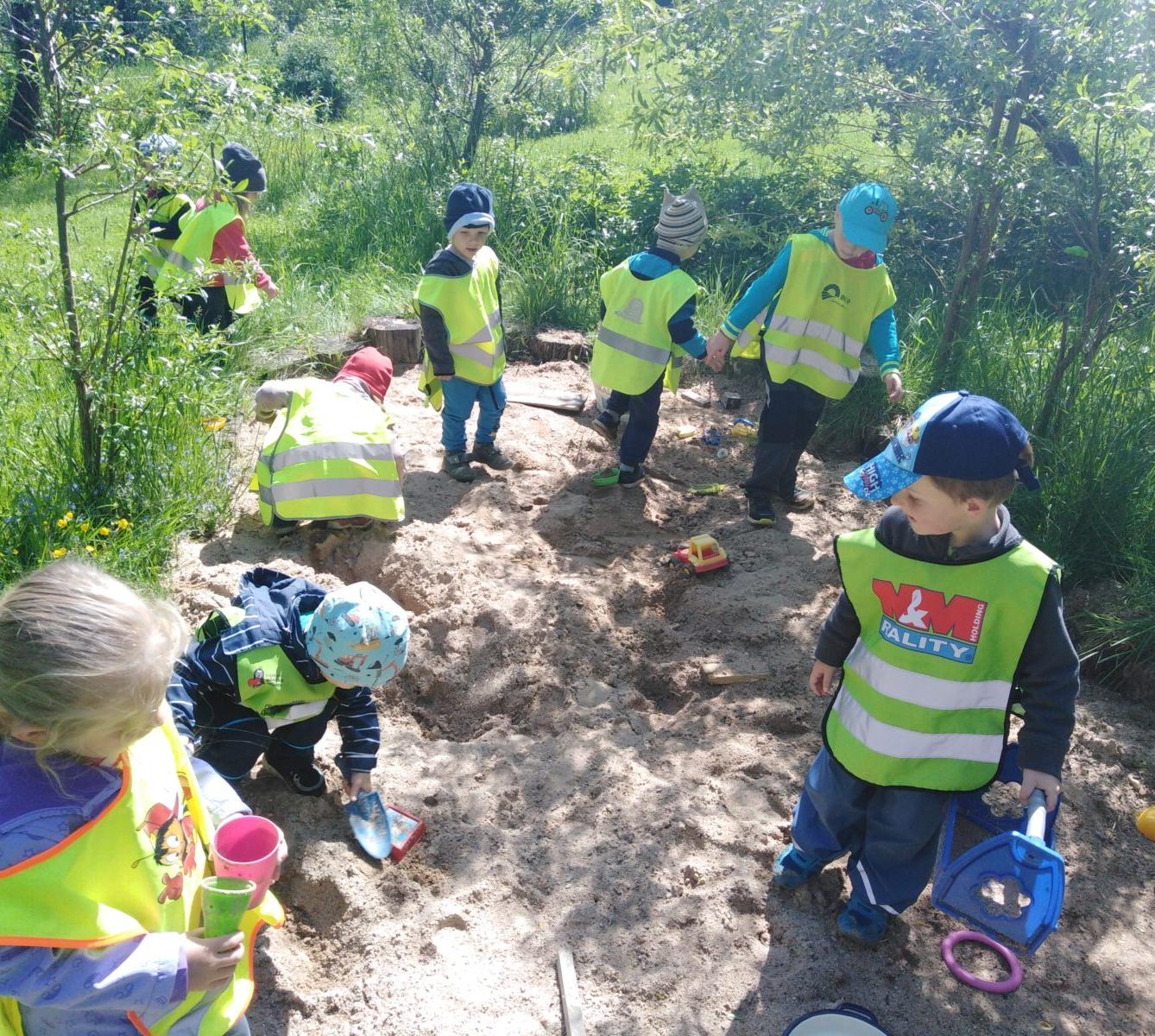 Vycházka za jeleny a návštěva lesní školky - 55