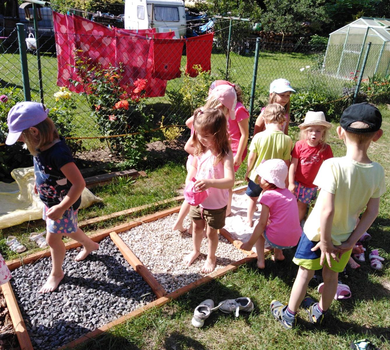 Ohlédnutí za minulým školním rokem - hry na zahradě - 1