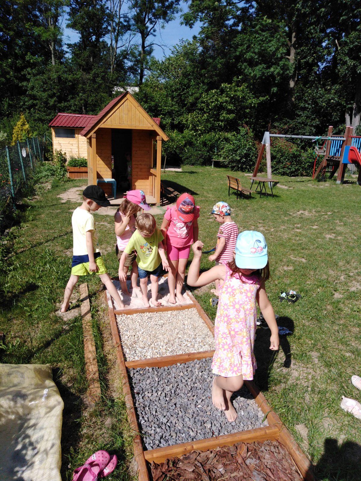 Ohlédnutí za minulým školním rokem - hry na zahradě - 5