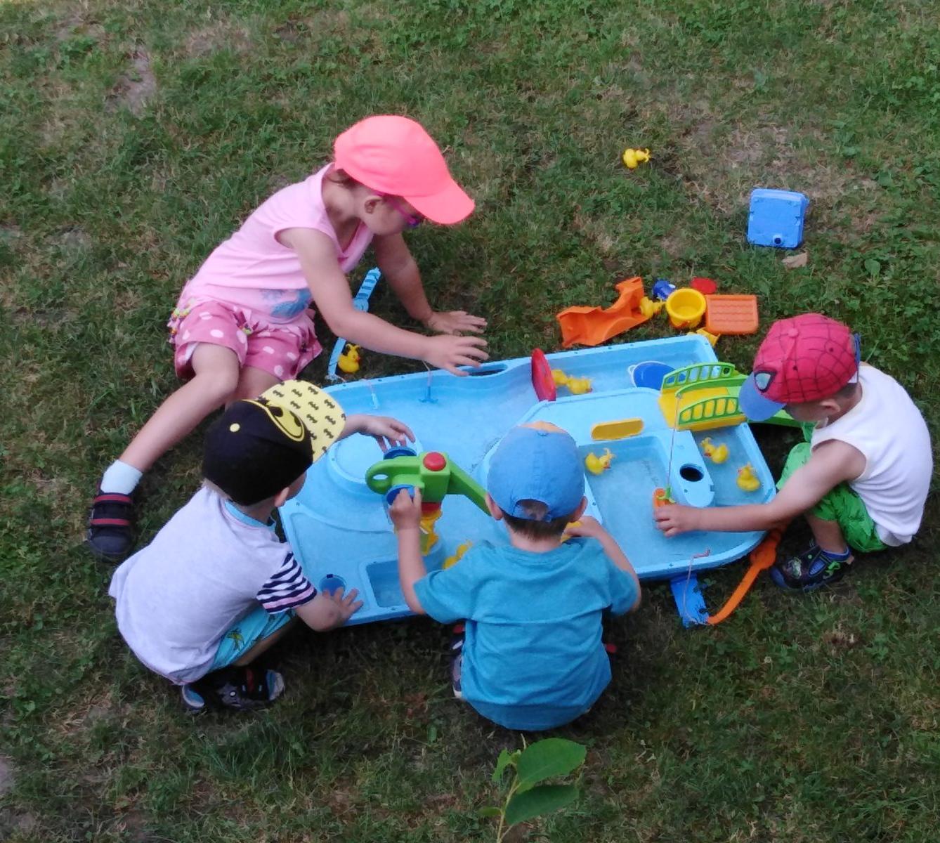 Ohlédnutí za minulým školním rokem - hry na zahradě - 7