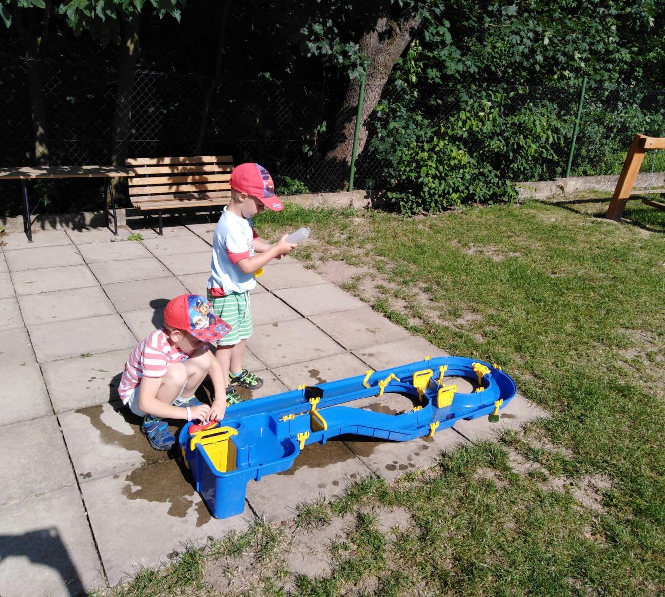 Ohlédnutí za minulým školním rokem - hry na zahradě - 9