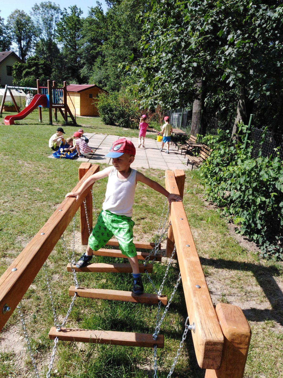 Ohlédnutí za minulým školním rokem - hry na zahradě - 11