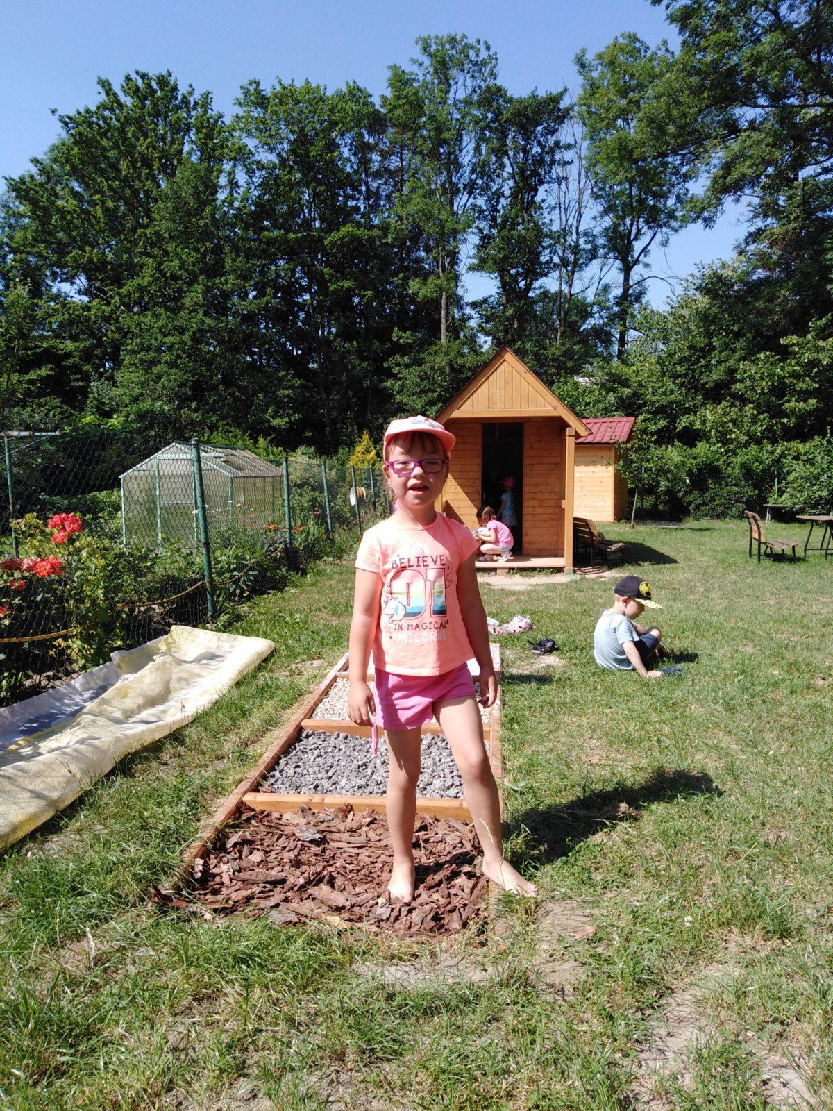 Ohlédnutí za minulým školním rokem - hry na zahradě - 16