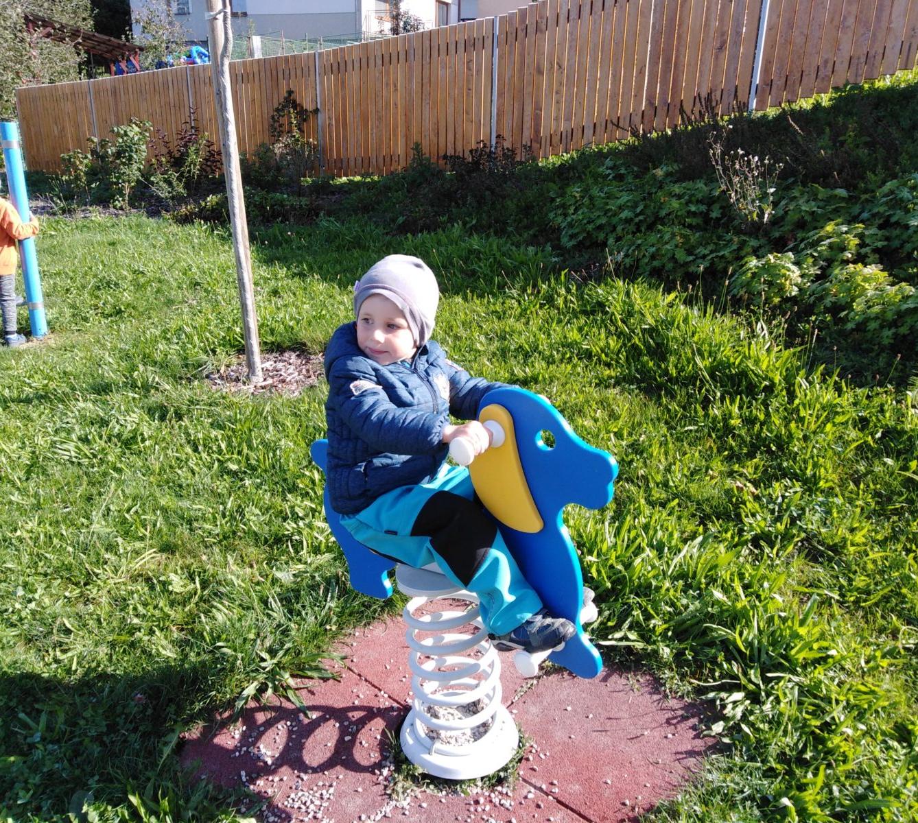 Broučci: návštěva hřiště u obecního úřadu - 1