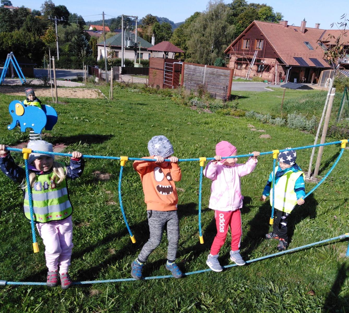 Broučci: návštěva hřiště u obecního úřadu - 2