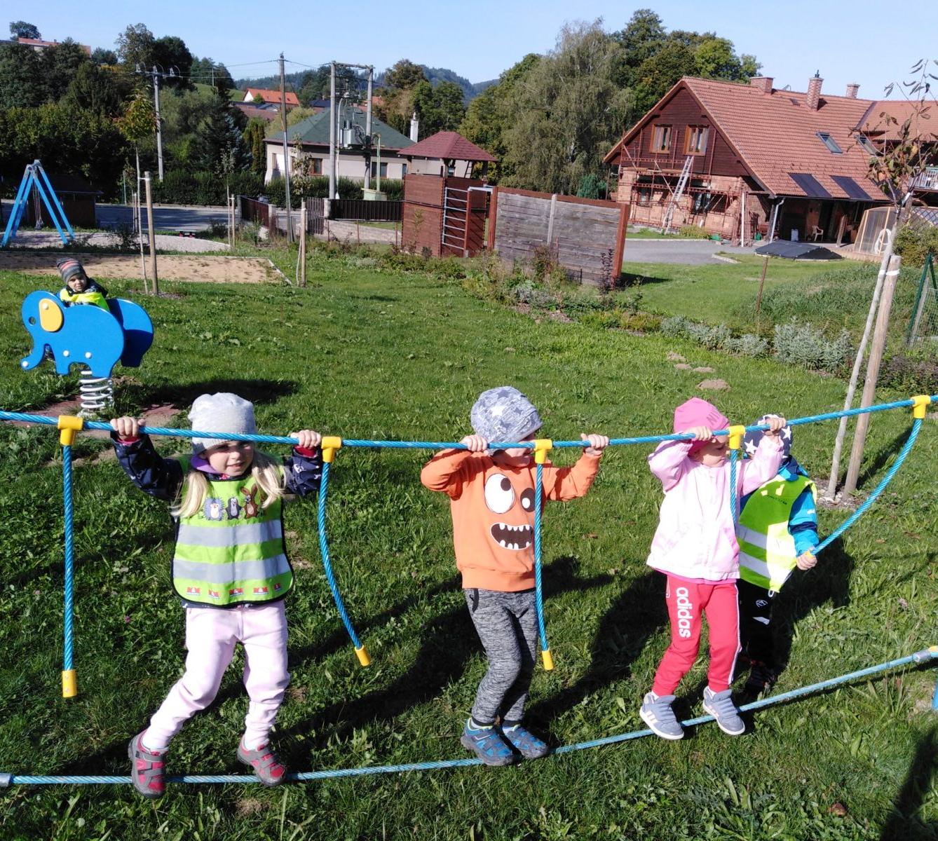 Broučci: návštěva hřiště u obecního úřadu - 3