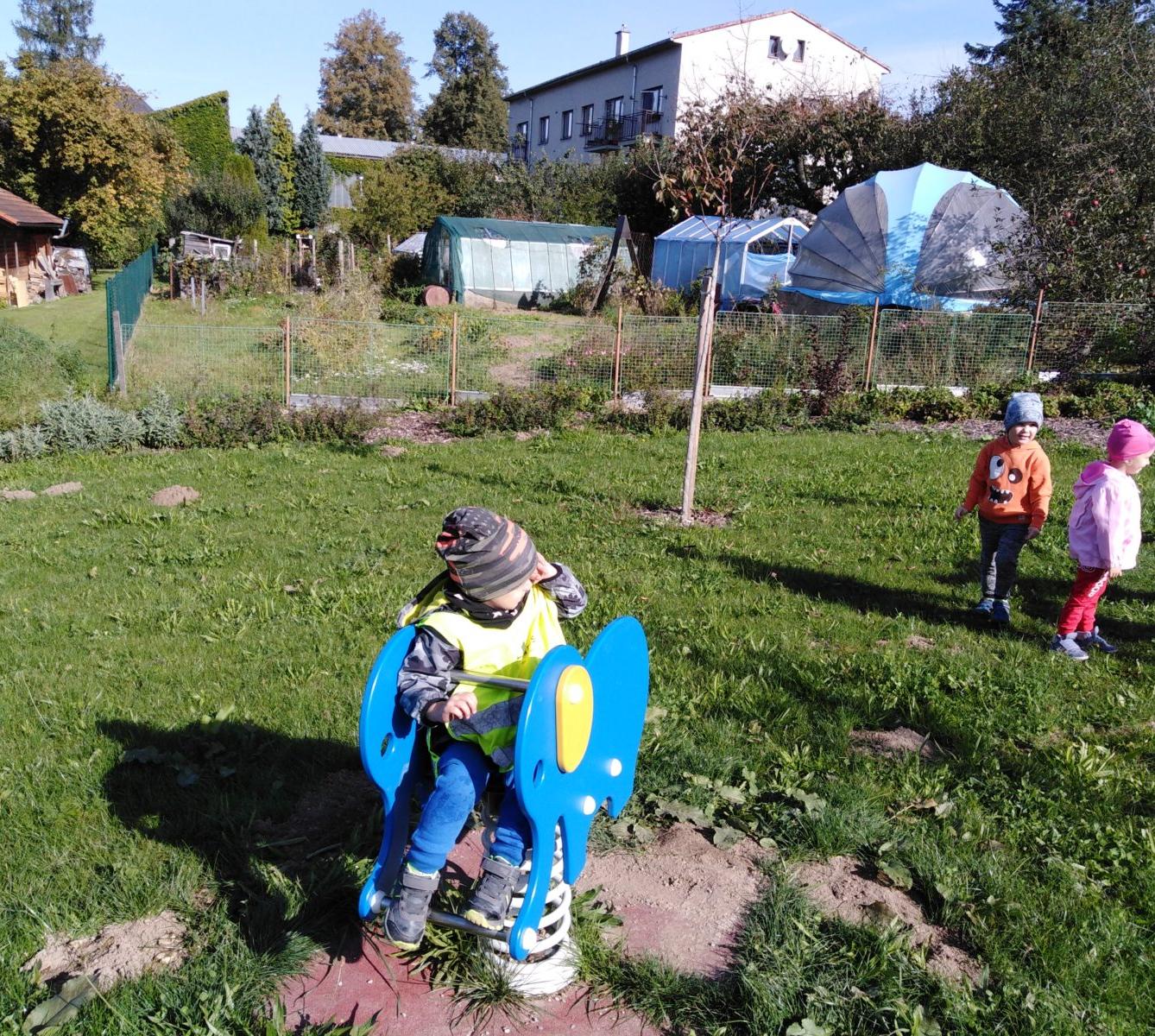 Broučci: návštěva hřiště u obecního úřadu - 5