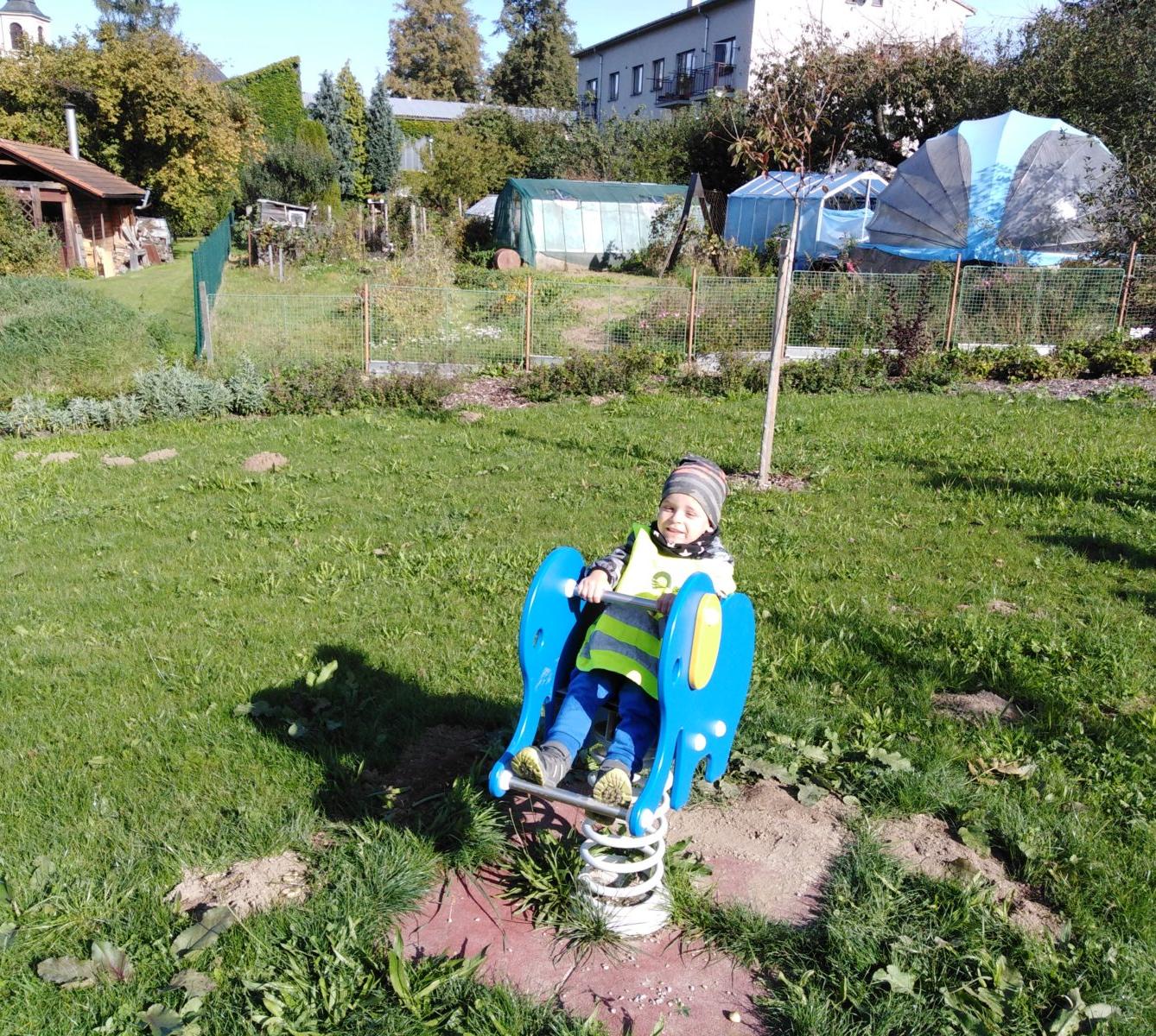 Broučci: návštěva hřiště u obecního úřadu - 7