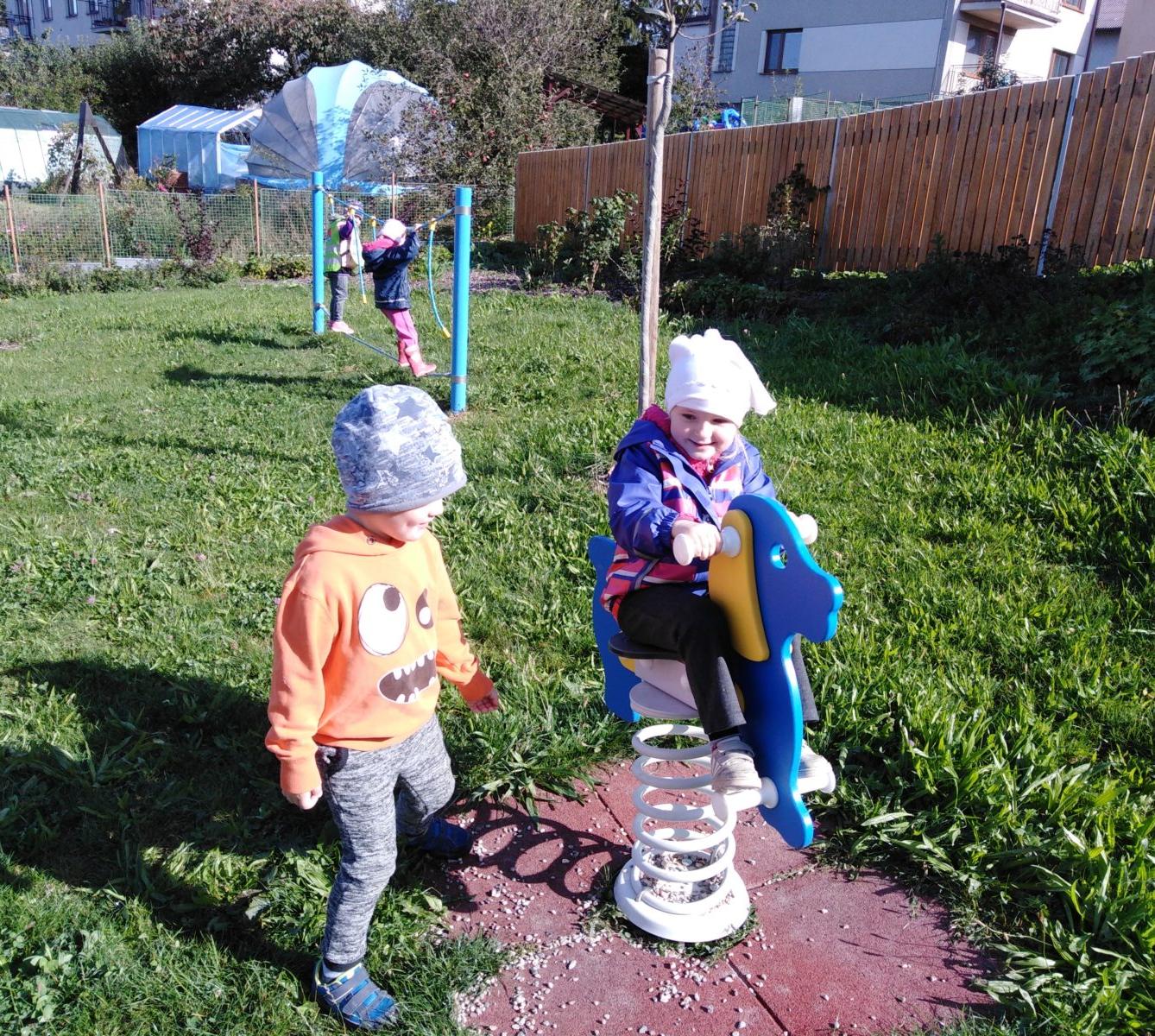 Broučci: návštěva hřiště u obecního úřadu - 8