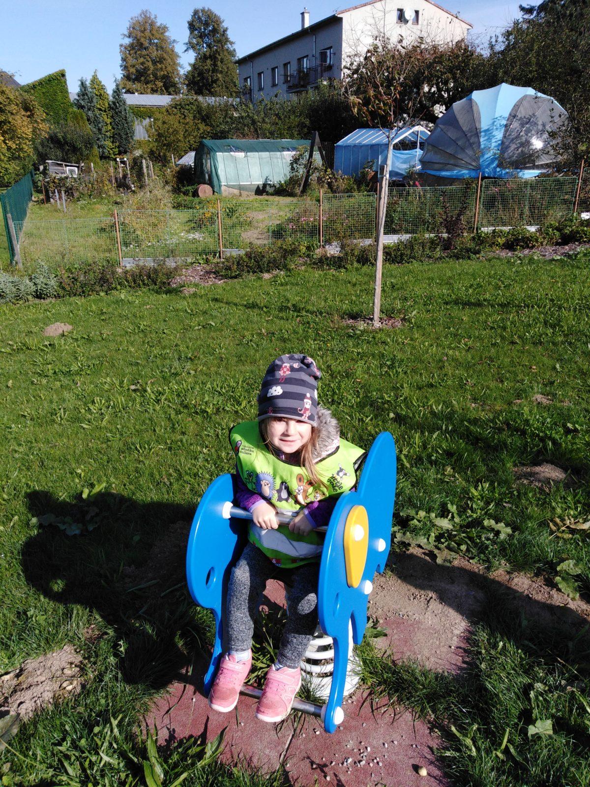 Broučci: návštěva hřiště u obecního úřadu - 9