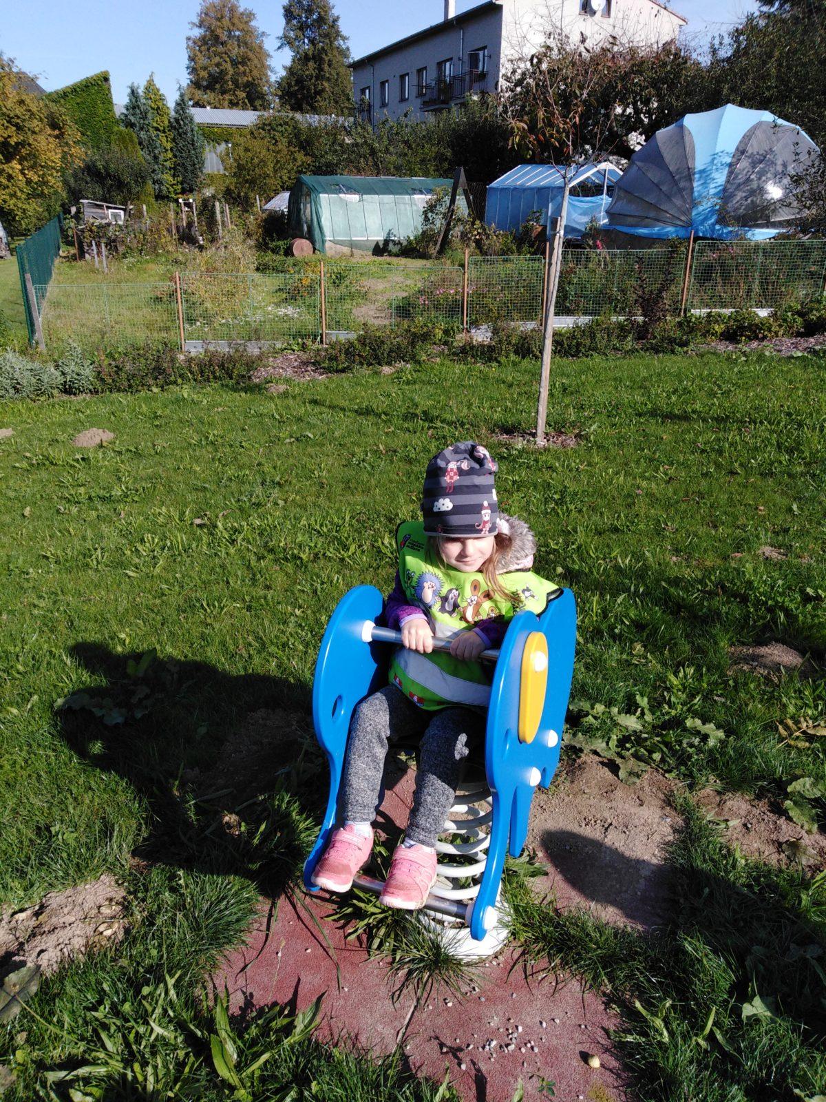 Broučci: návštěva hřiště u obecního úřadu - 10