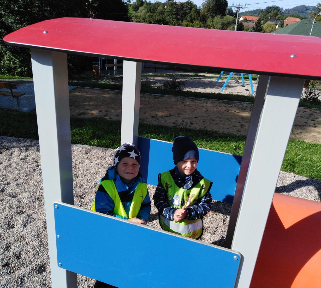 Broučci: návštěva hřiště u obecního úřadu - 16