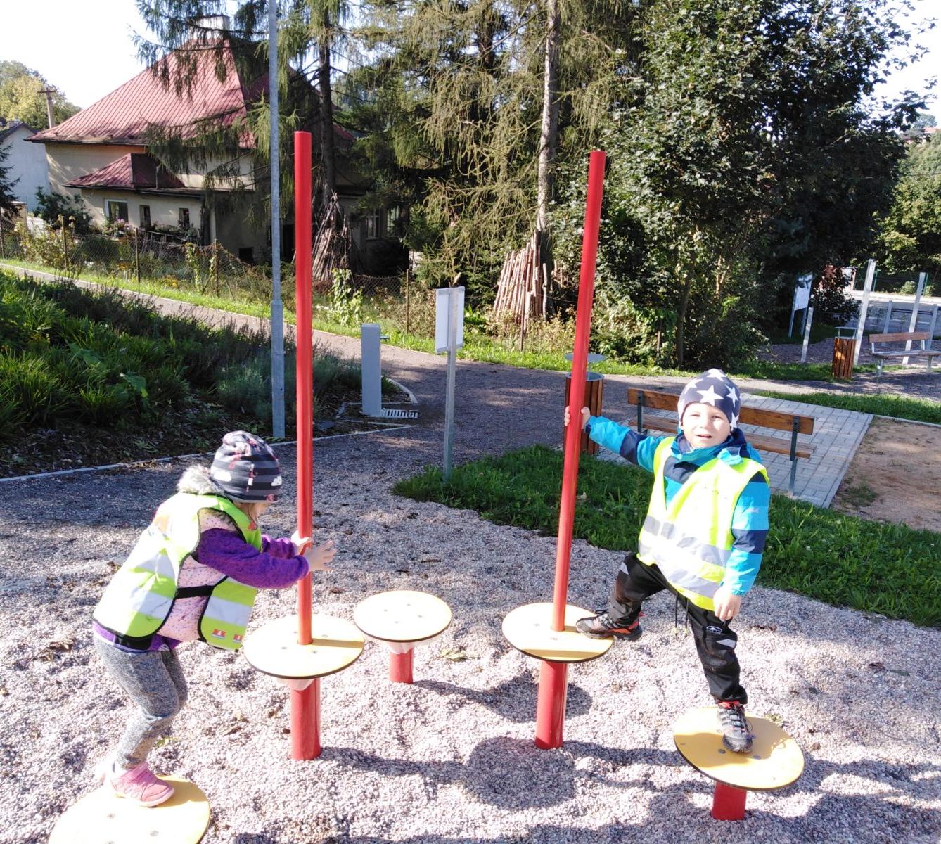 Broučci: návštěva hřiště u obecního úřadu - 18