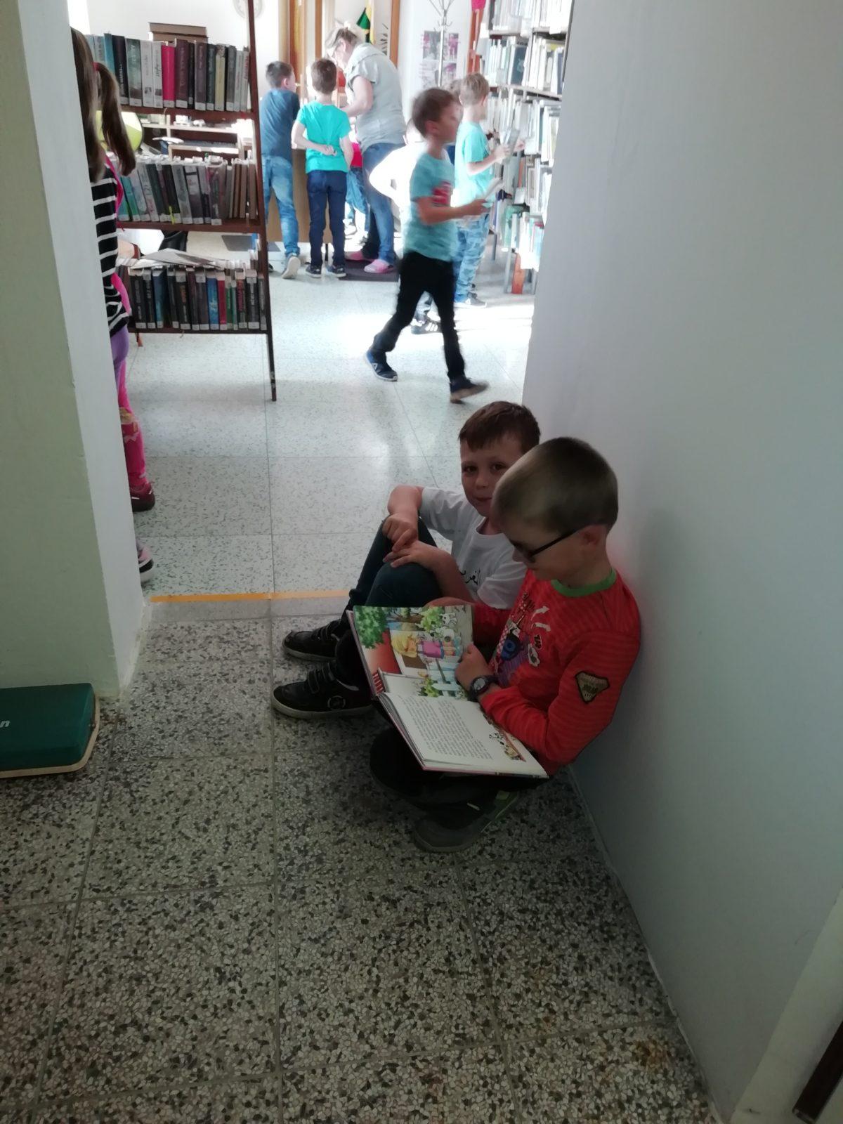 Prvňáčci v Obecní knihovně v Libchavách - 10