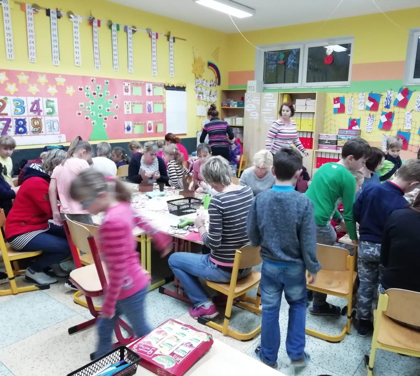 Prvňáčci vyrábí na Jarmark - 1