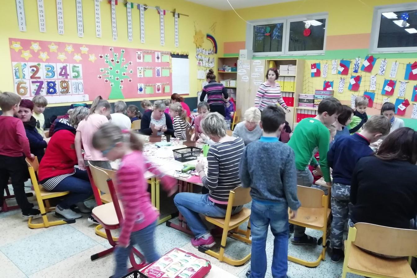 Prvňáčci vyrábí na Jarmark