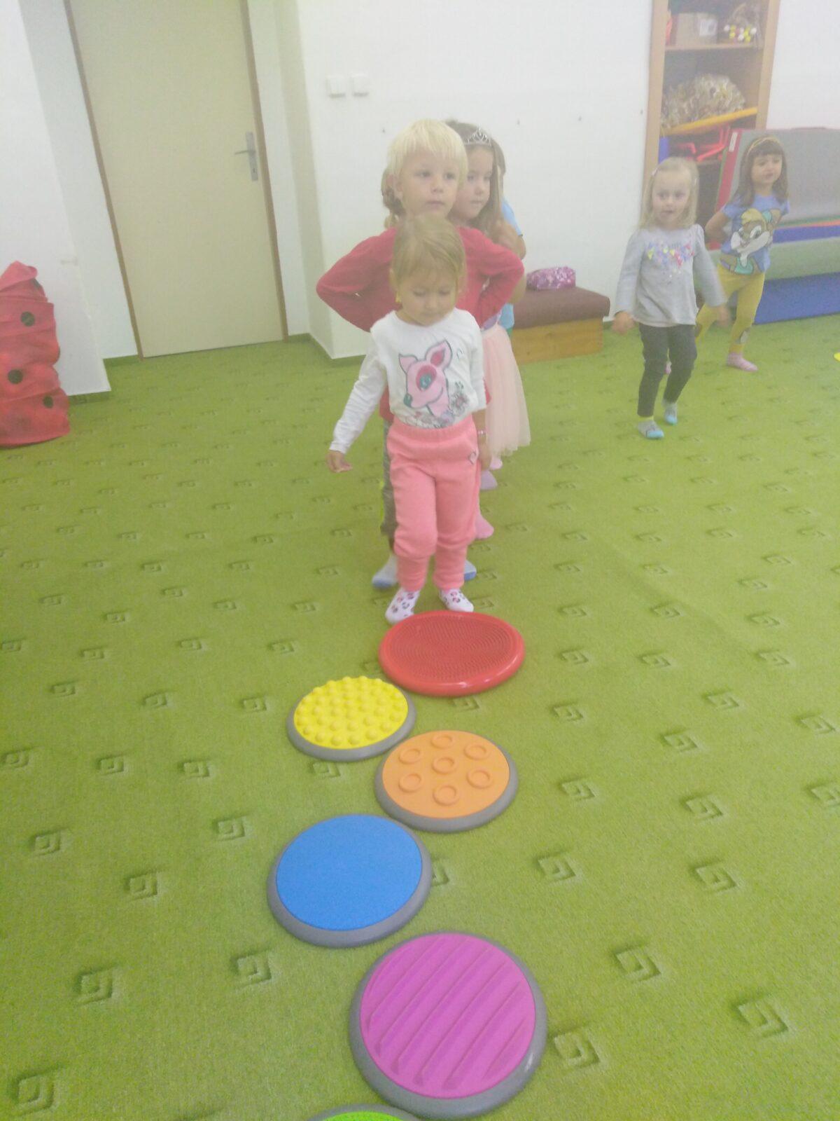 Broučci: "pracujeme a cvičíme" :-) - 32