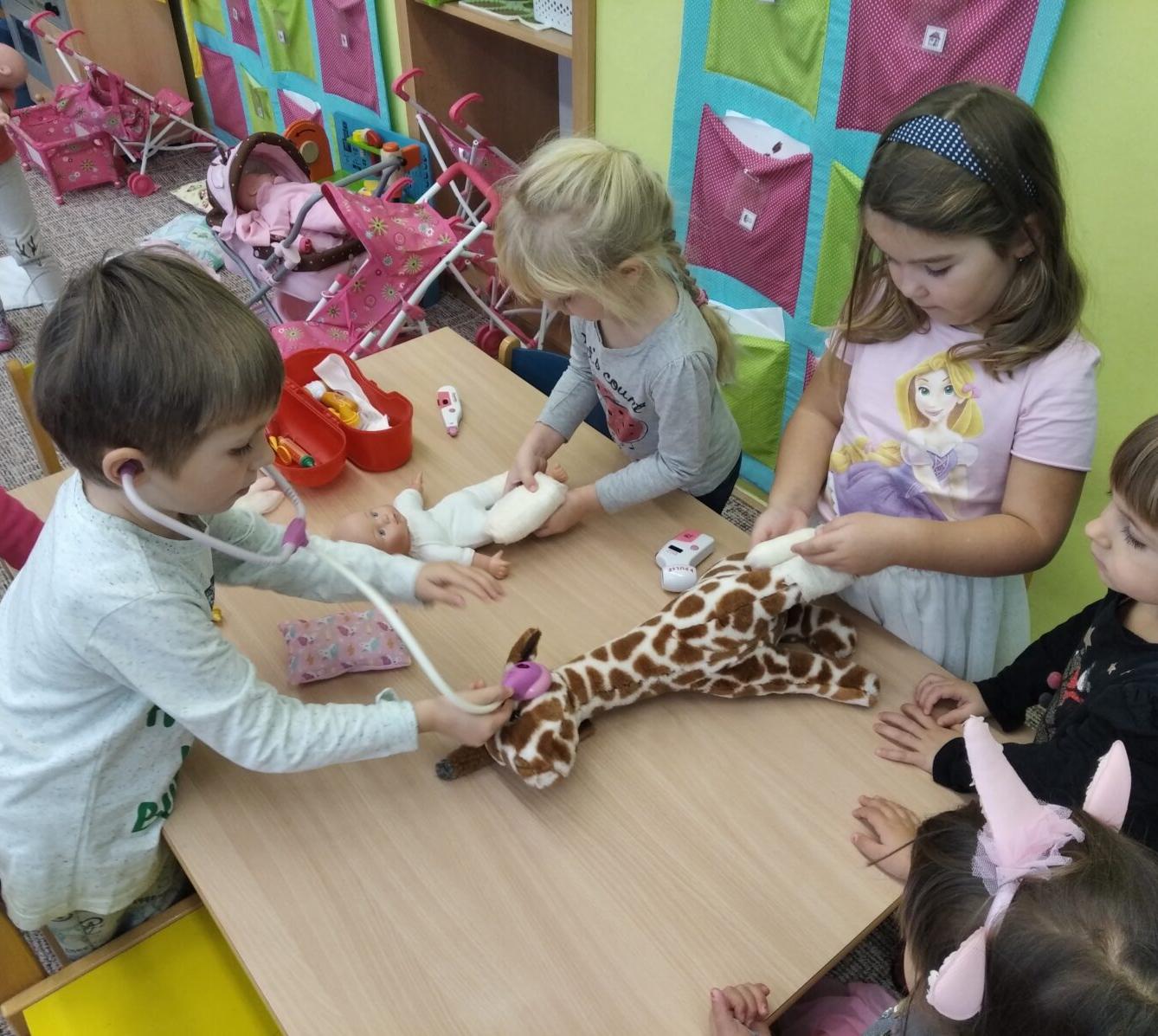 Broučci: "zdraví x nemoc" aneb "když Alenka stůně" - 2