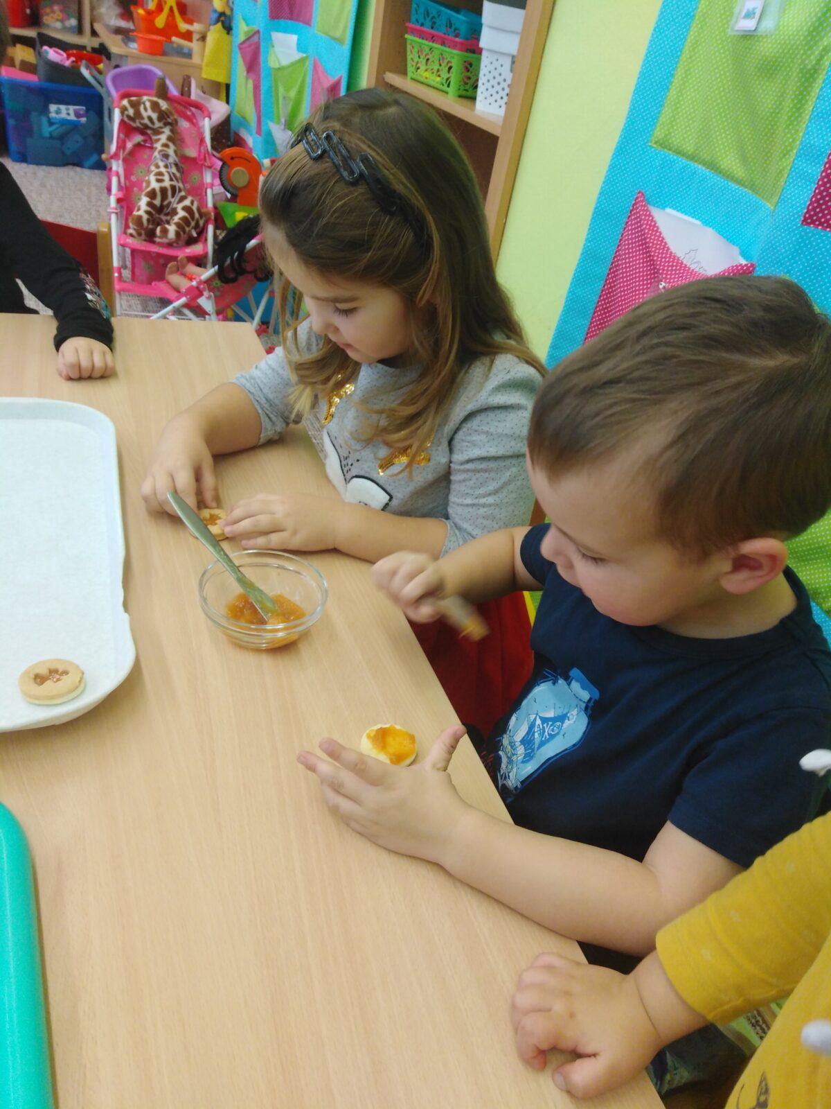 Broučci: slepujeme linecké cukroví :-) - 1