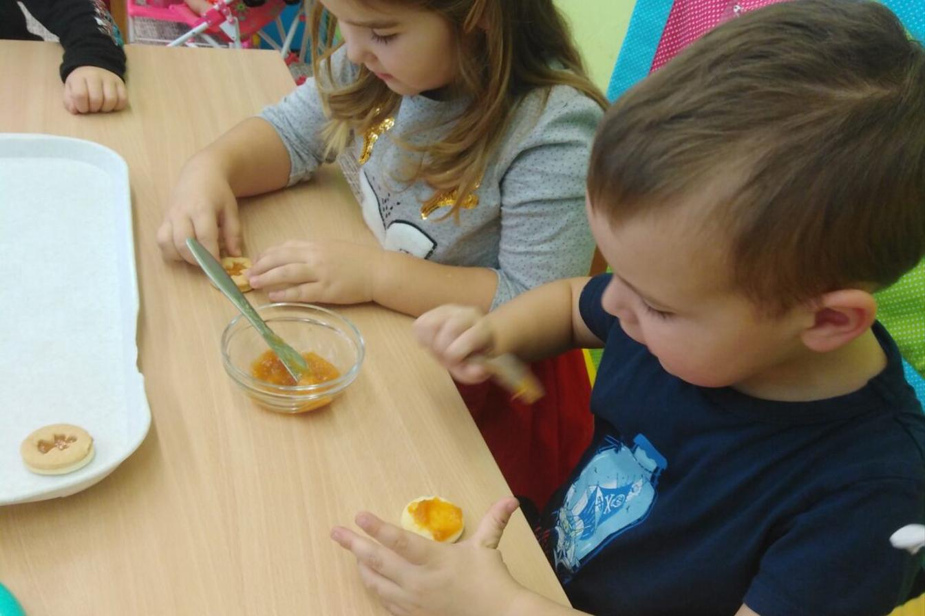 Broučci: slepujeme linecké cukroví :-)