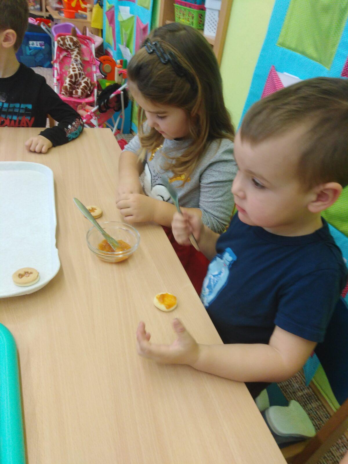 Broučci: slepujeme linecké cukroví :-) - 2