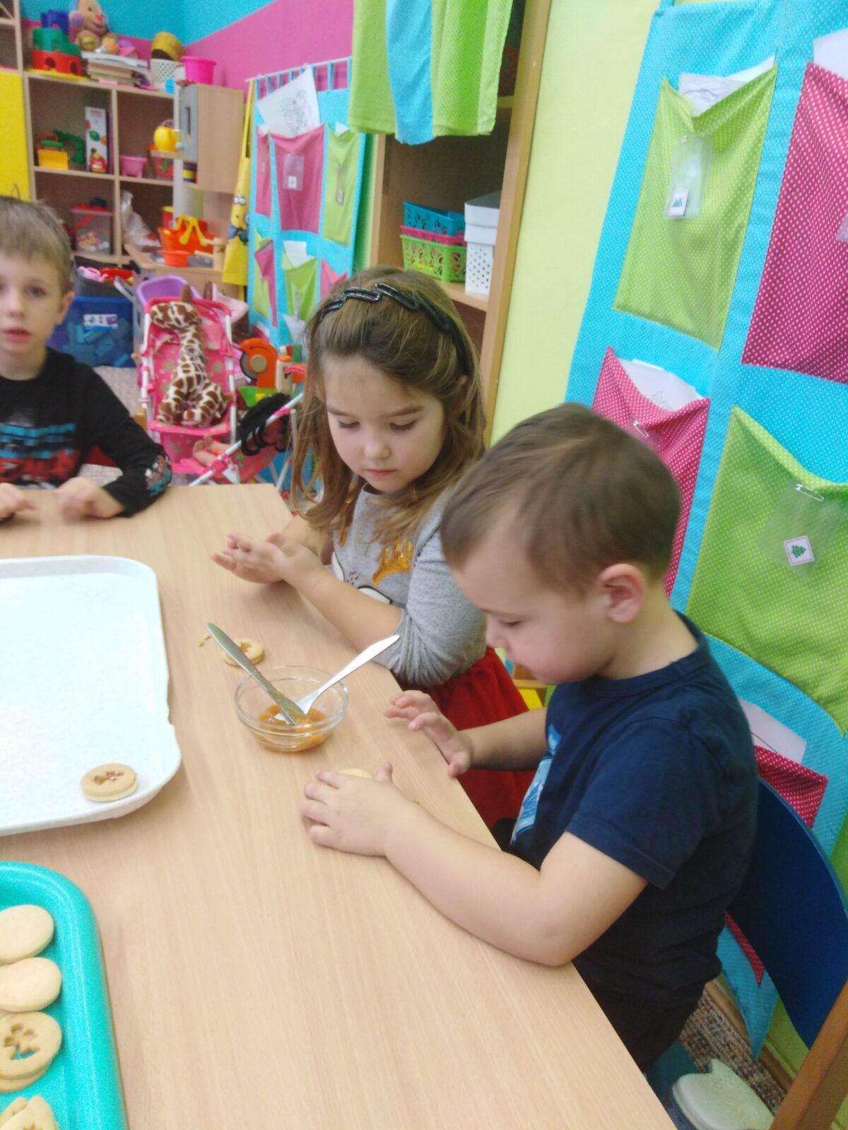 Broučci: slepujeme linecké cukroví :-) - 3