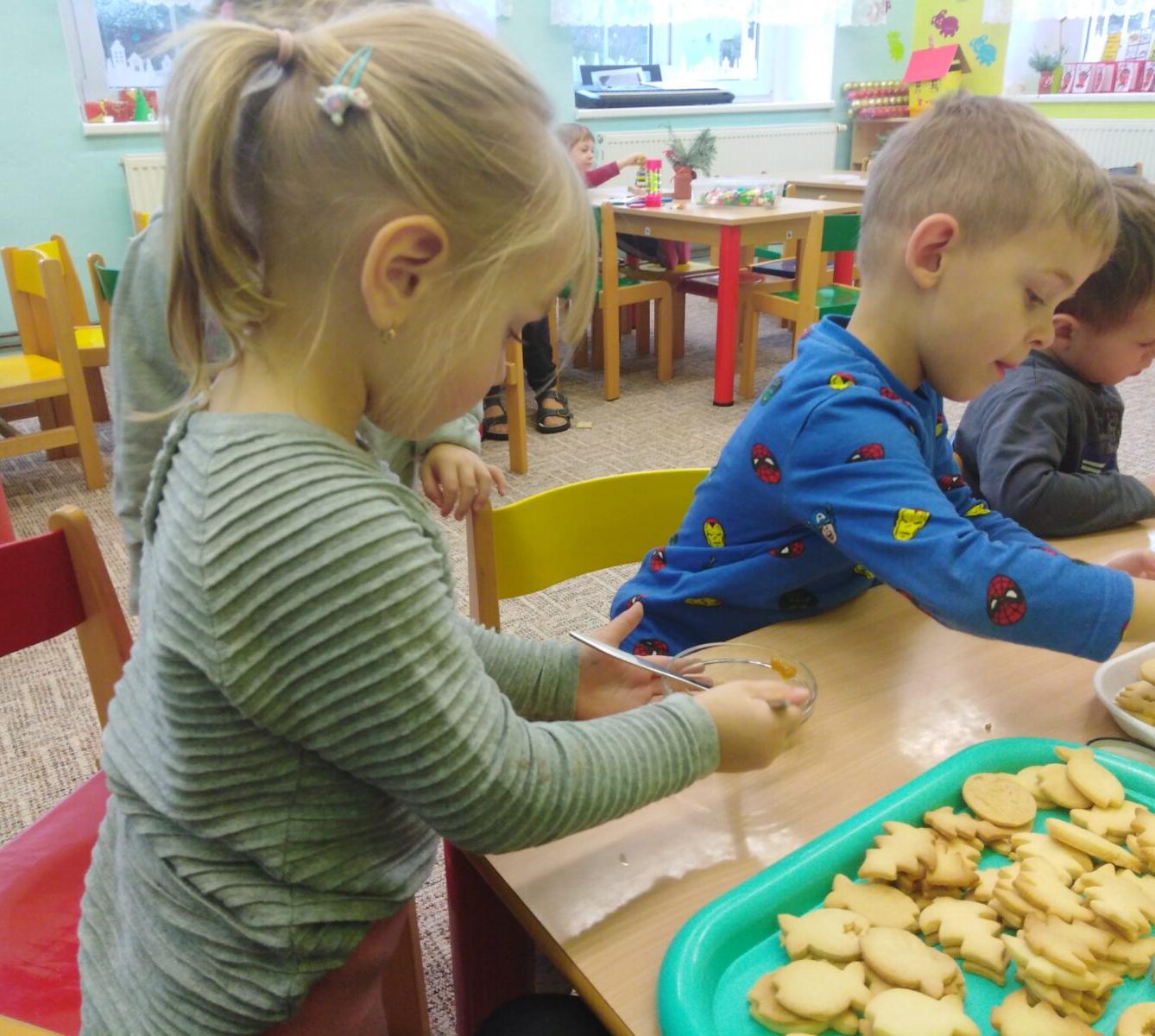 Broučci: slepujeme linecké cukroví :-) - 4