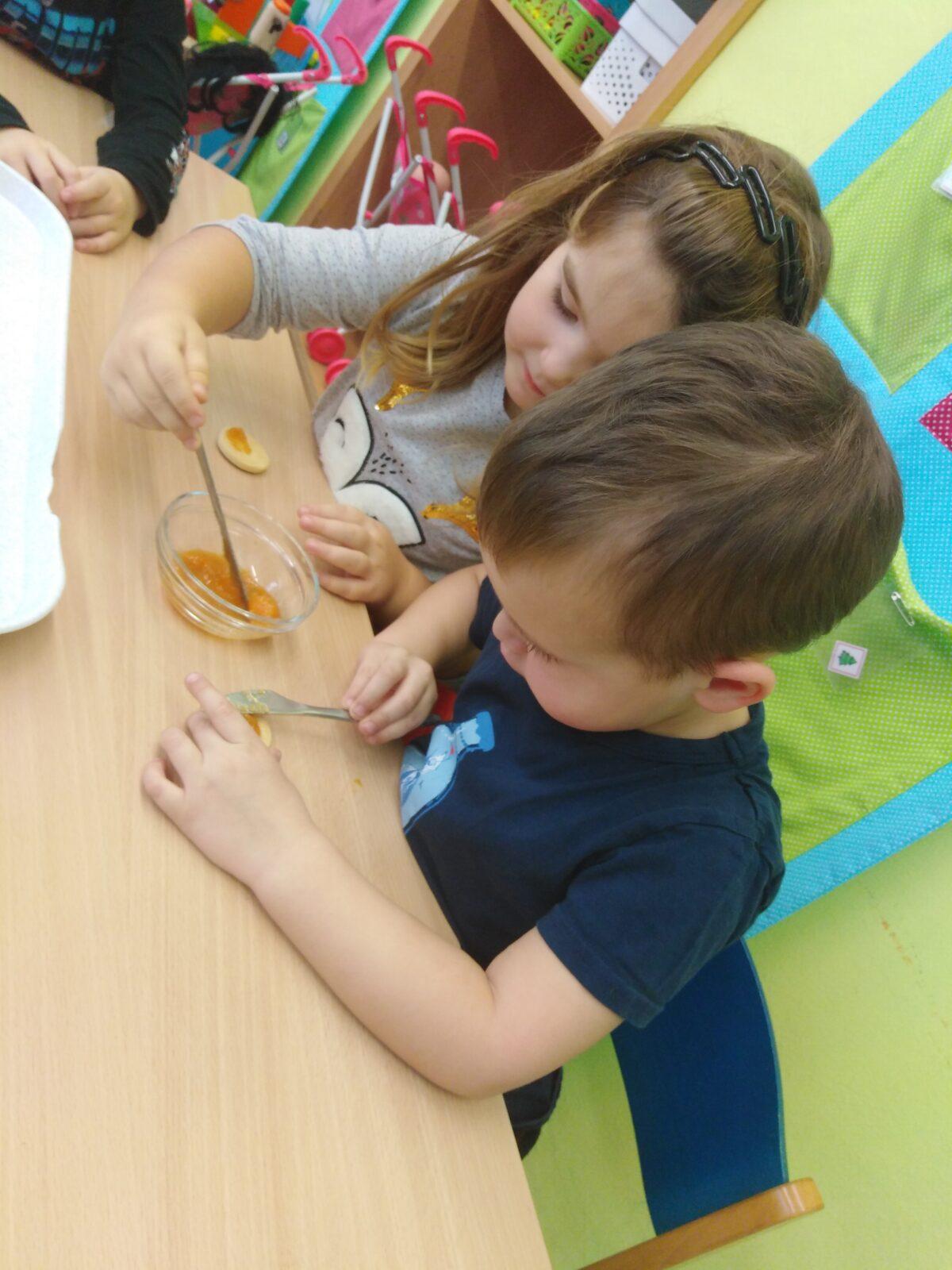 Broučci: slepujeme linecké cukroví :-) - 5