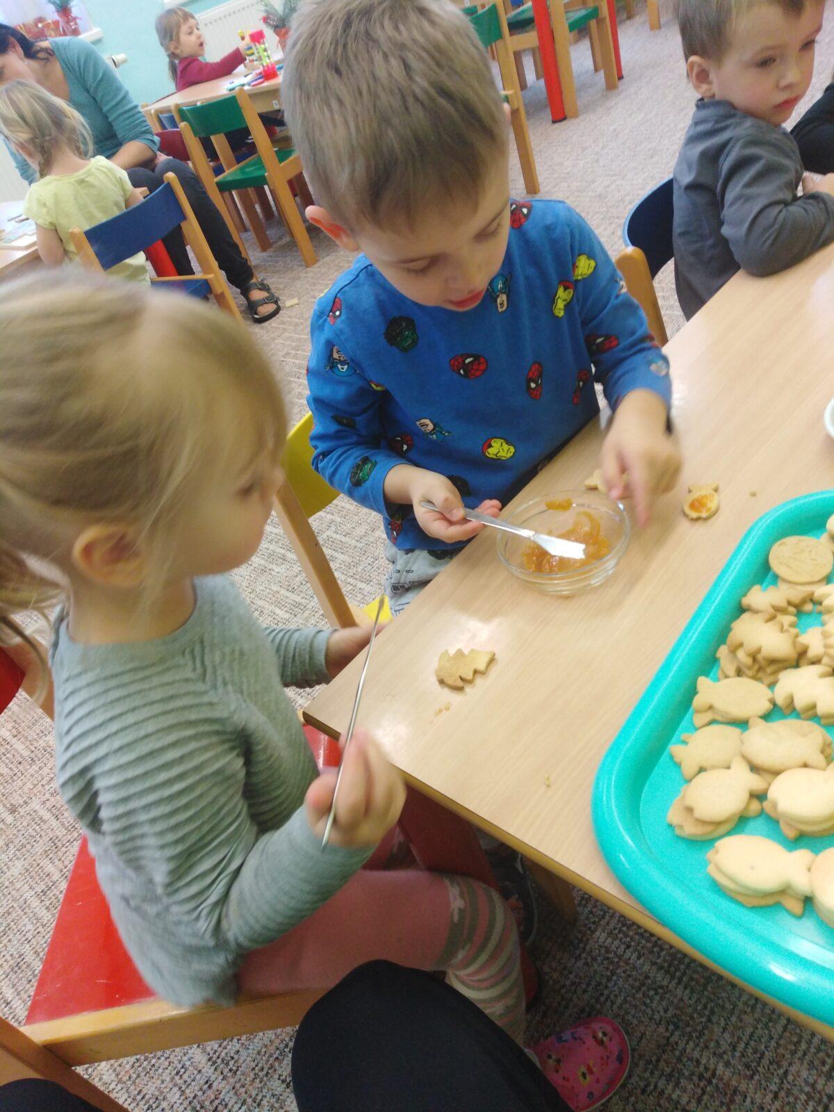 Broučci: slepujeme linecké cukroví :-) - 6