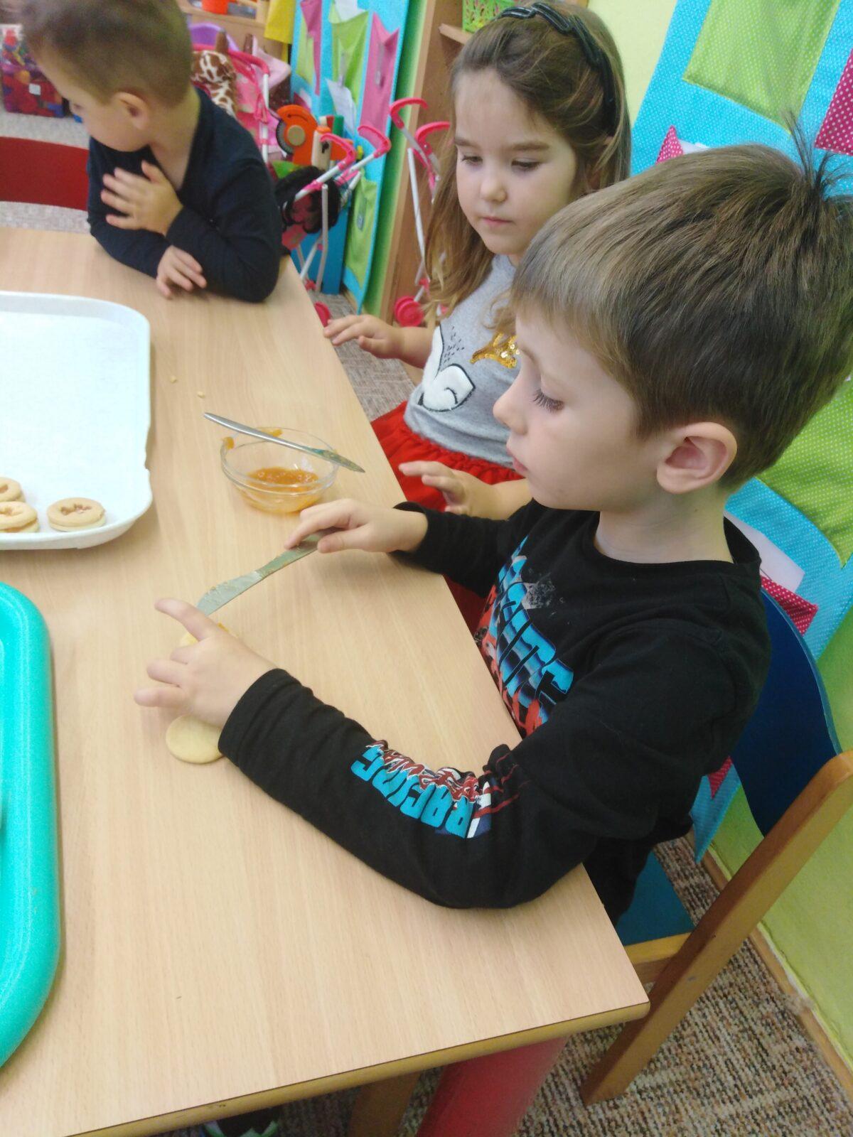 Broučci: slepujeme linecké cukroví :-) - 8