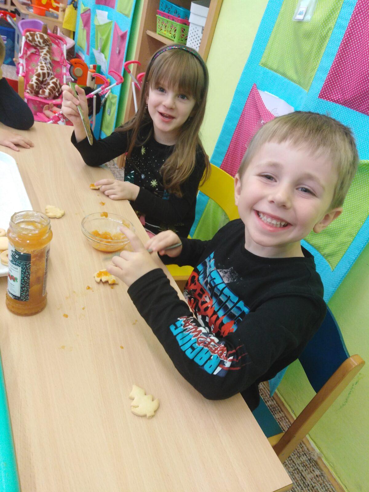 Broučci: slepujeme linecké cukroví :-) - 12