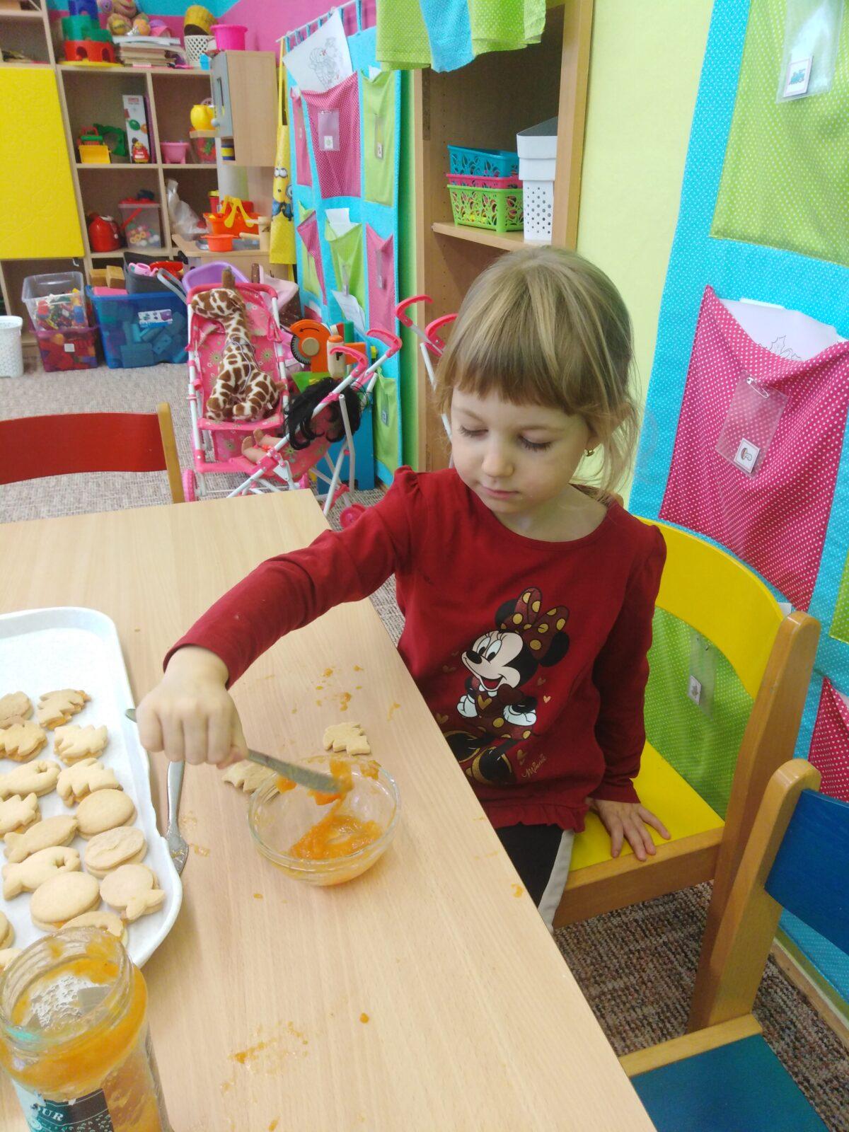 Broučci: slepujeme linecké cukroví :-) - 14