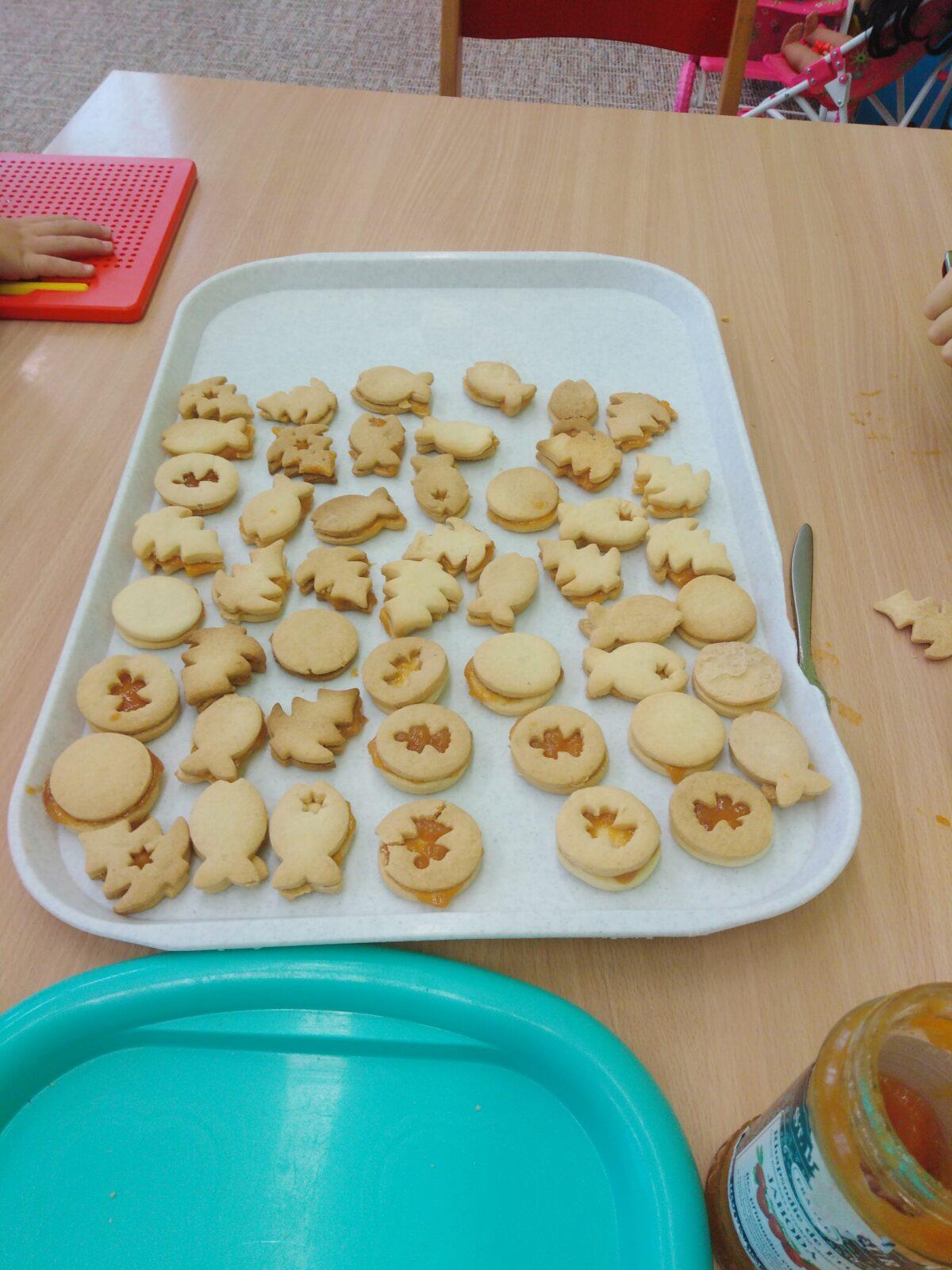 Broučci: slepujeme linecké cukroví :-) - 15