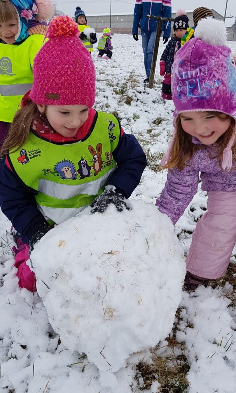 Broučci: užíváme si prvního sněhu a stavíme sněhuláky :-) - 15