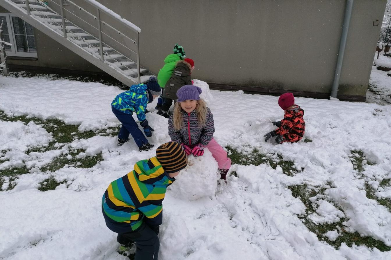 Konečně sníh!! užíváme si ho ze všech sil:-)