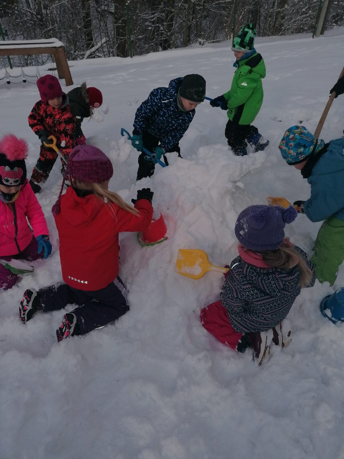 Sněhové radovánky na zahradě MŠ - 1