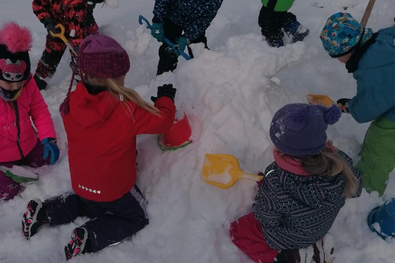 Sněhové radovánky na zahradě MŠ