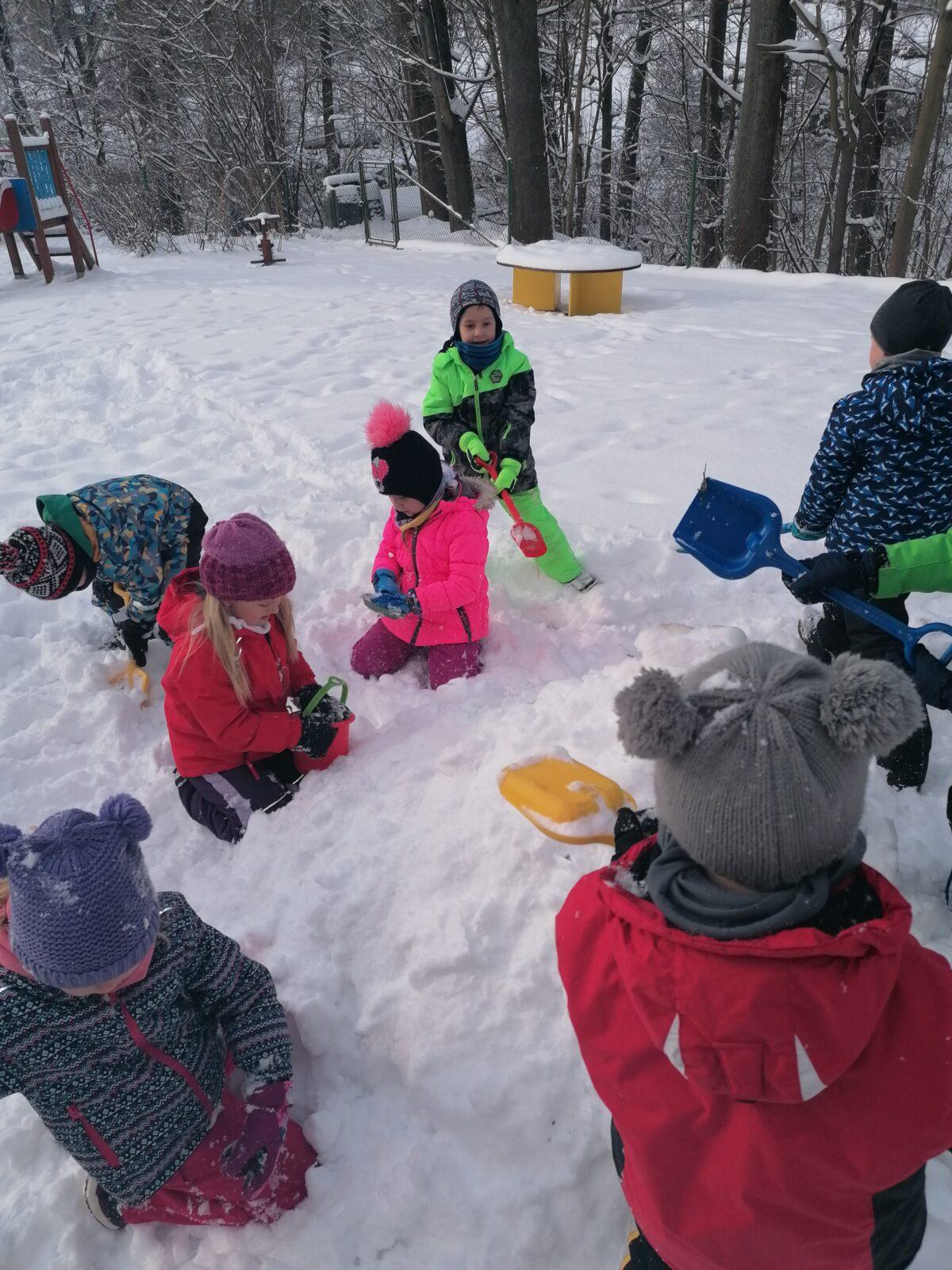 Sněhové radovánky na zahradě MŠ - 2