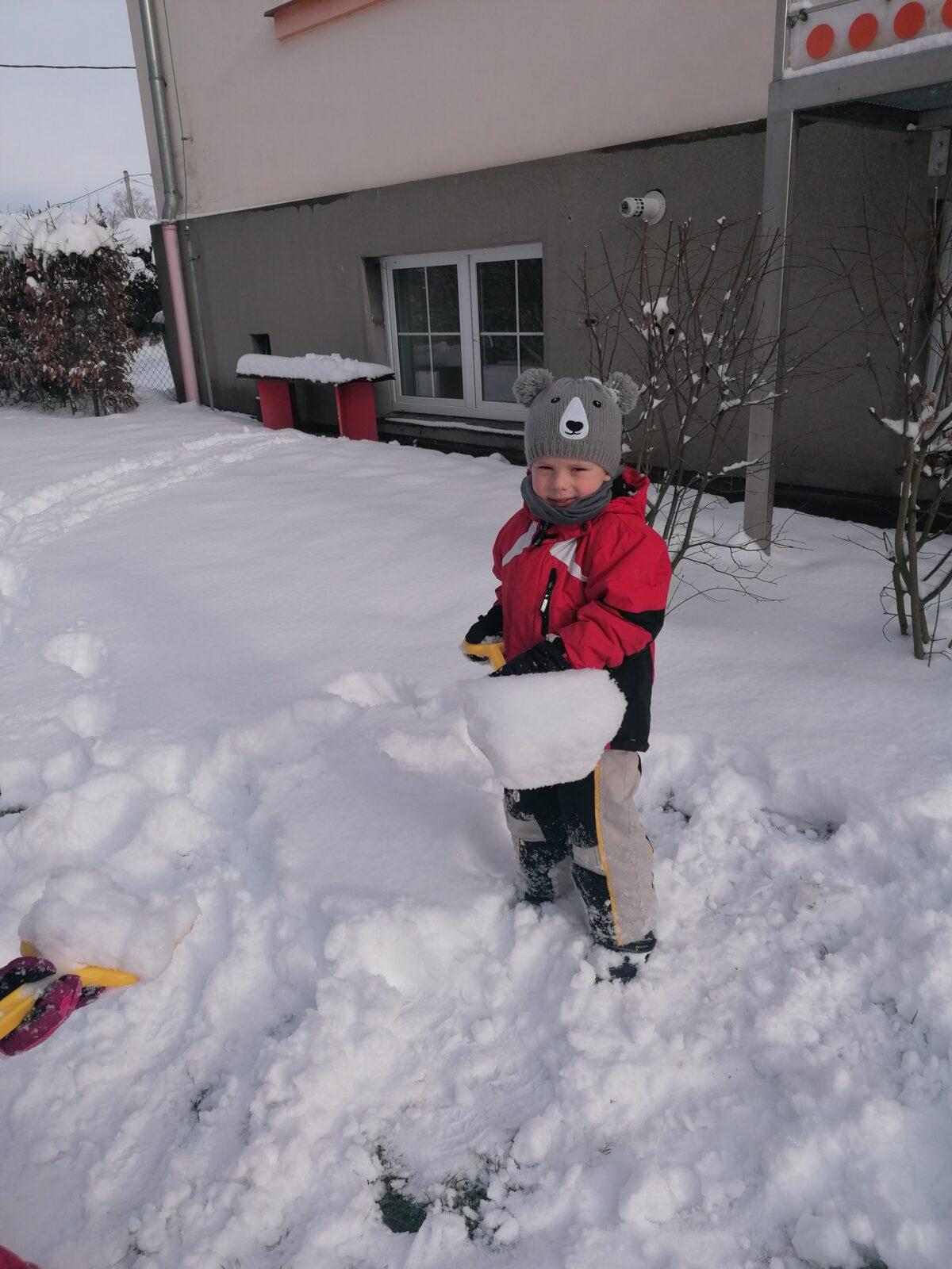 Sněhové radovánky na zahradě MŠ - 6