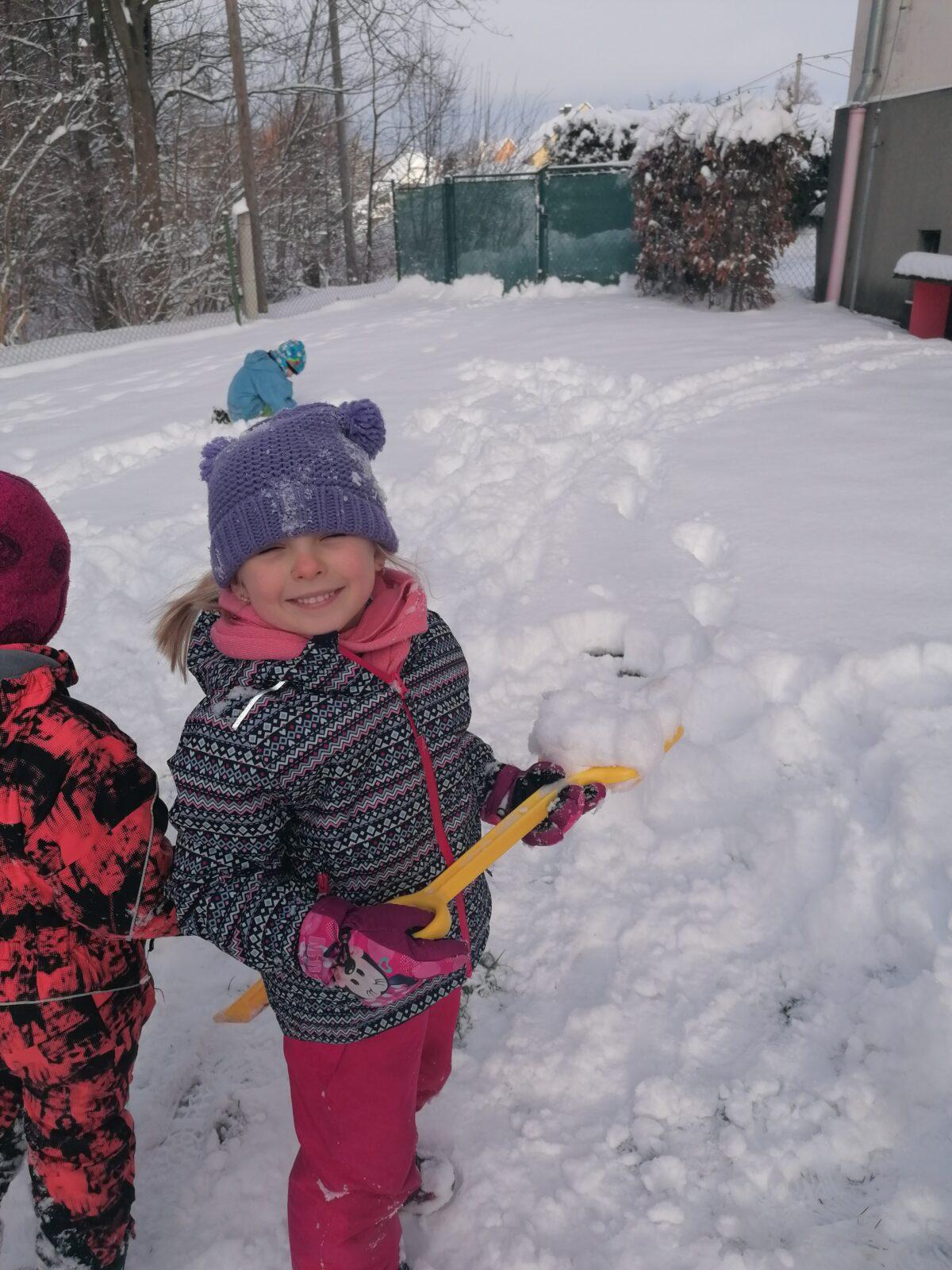 Sněhové radovánky na zahradě MŠ - 7