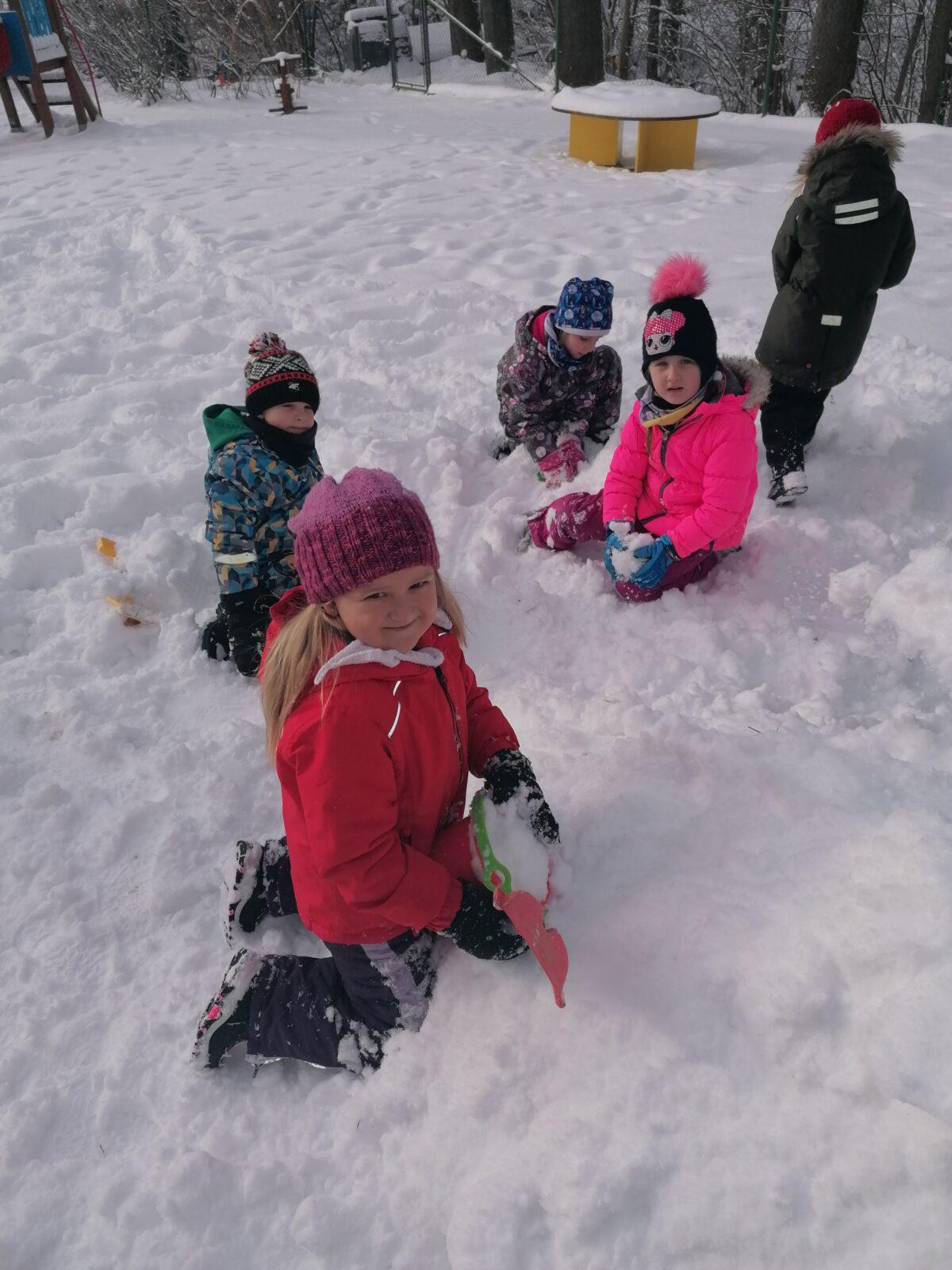 Sněhové radovánky na zahradě MŠ - 8