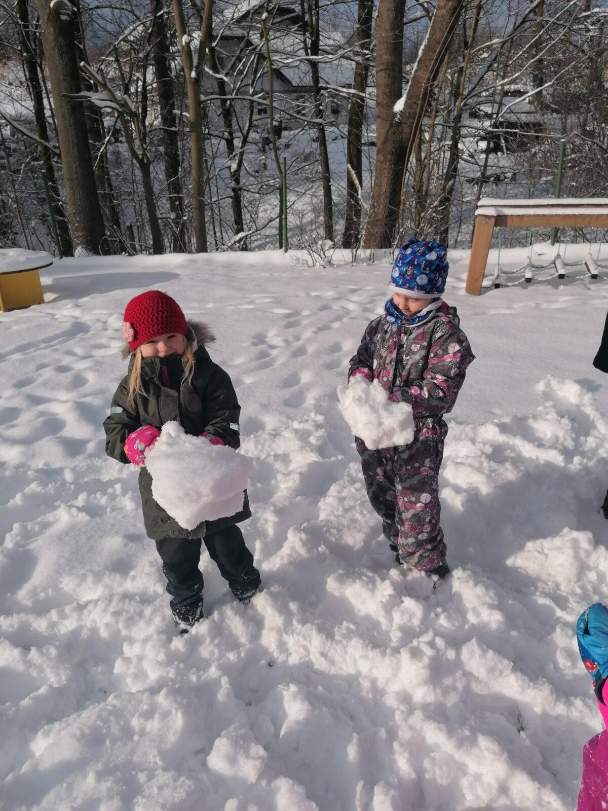 Sněhové radovánky na zahradě MŠ - 9