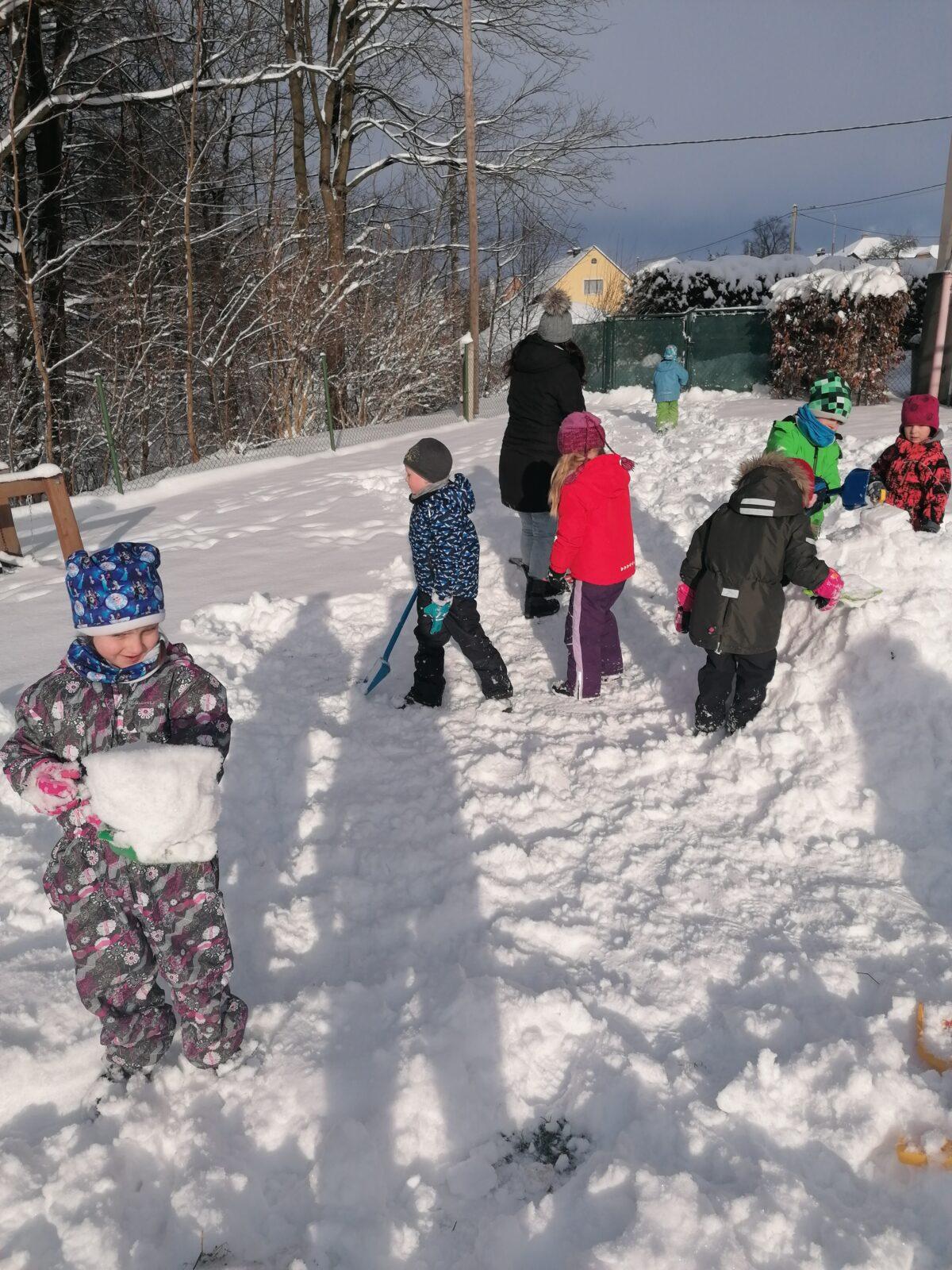 Sněhové radovánky na zahradě MŠ - 11