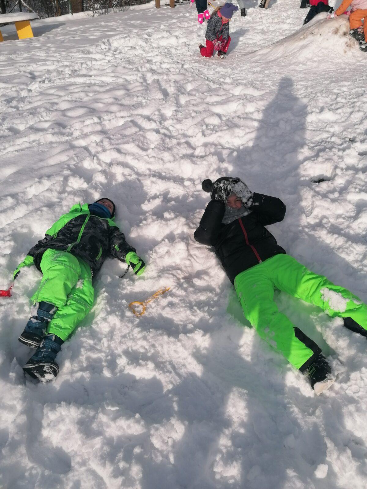 Sněhové radovánky na zahradě MŠ - 13